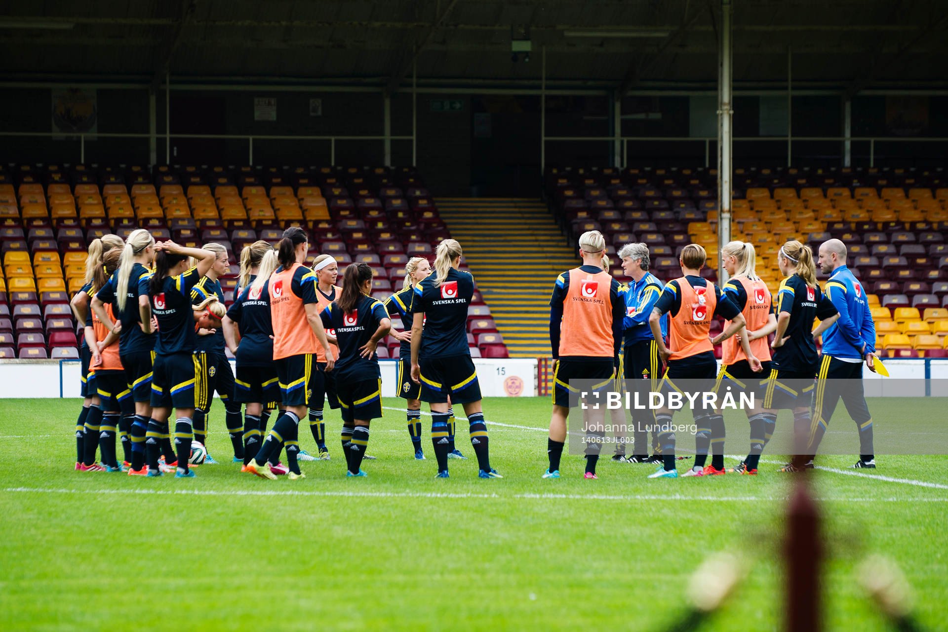 Sveriges förbundskapten Pia Sundhage samlar laget under en träning inför VM-kvalmatchen mot Skottland den 13 juni 2014 i Motherwell.