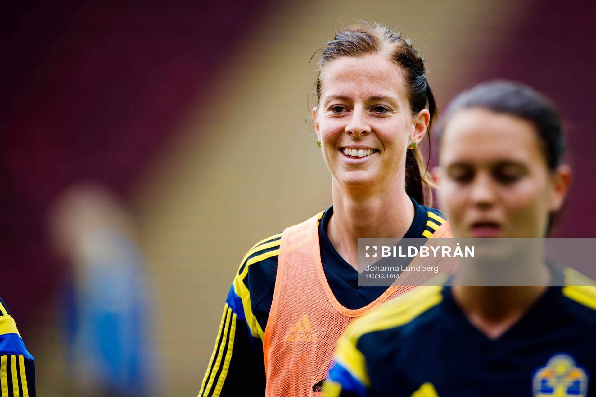 Sveriges Lotta Schelin under en träning inför VM-kvalmatchen mot Skottland den 13 juni 2014 i Motherwell.