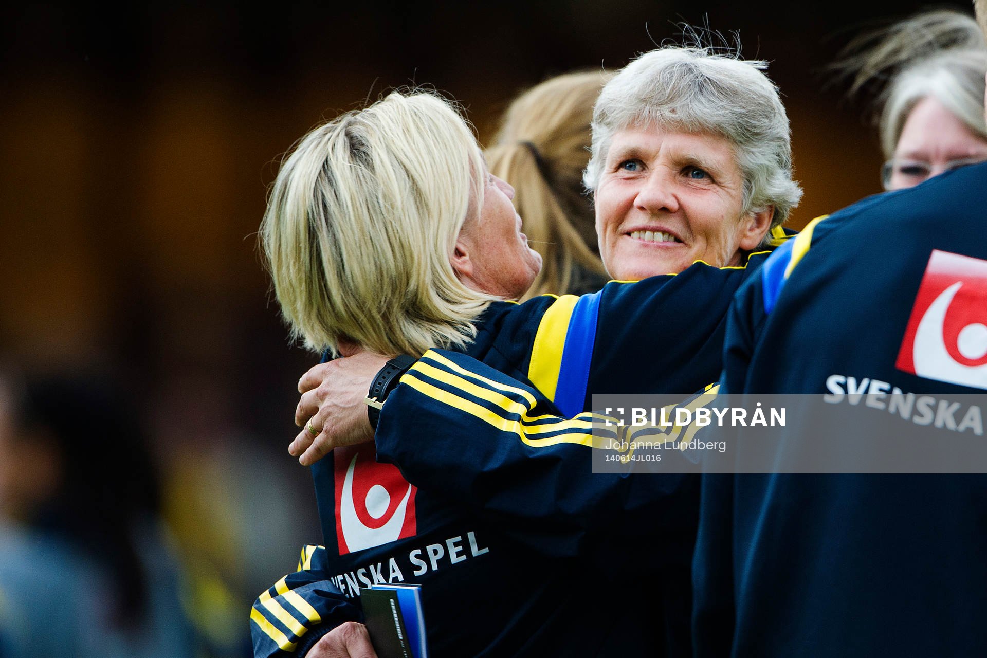 Sveriges förbundskapten Pia Sundhage  jublar och kramar om