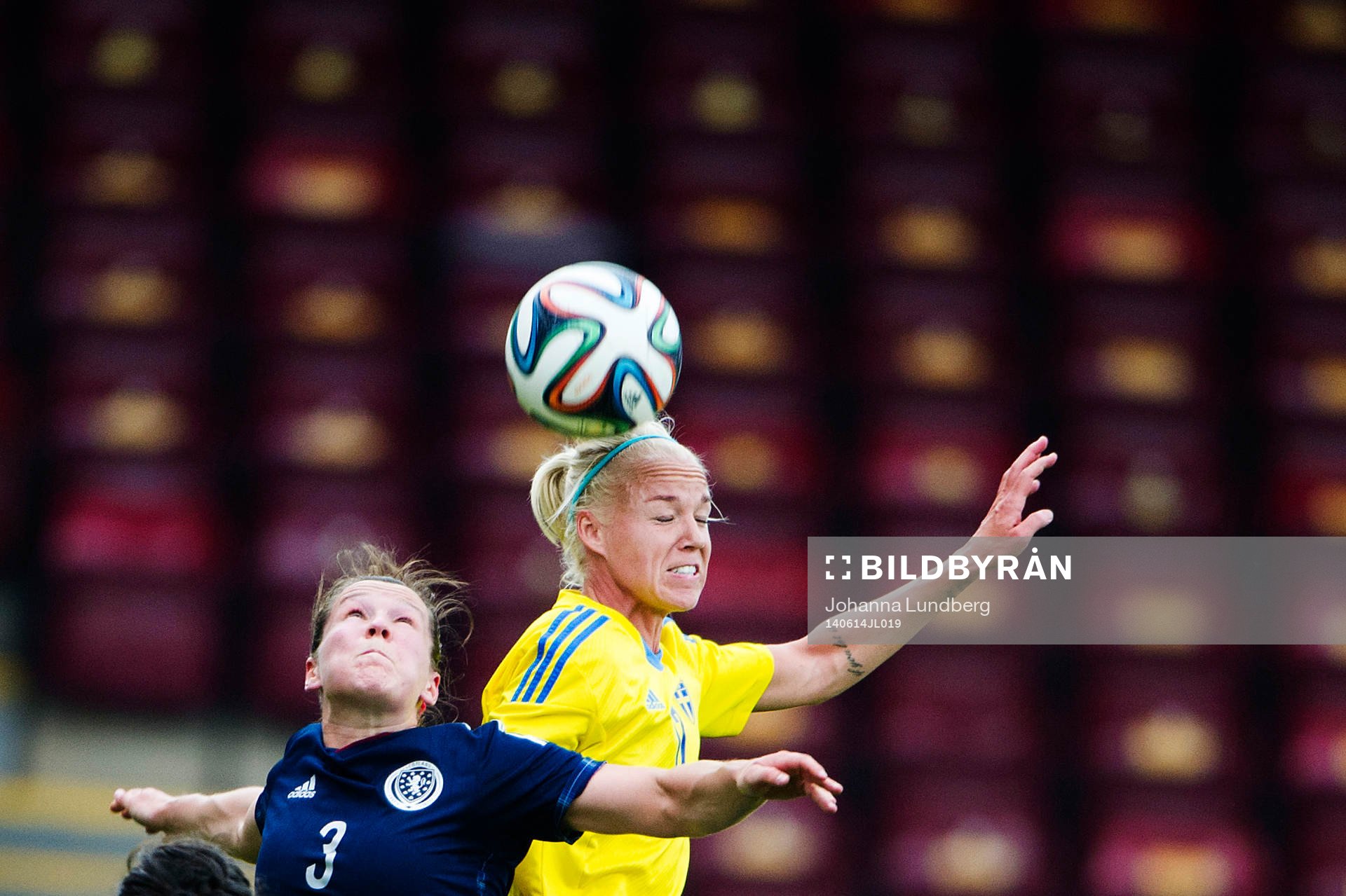 Skottlands Emma Mitchell i kamp med Sveriges Caroline Seger under fotbollsmatchen i VM-kvalet mellan Skottland och Sverige den 14 juni 2014 i Motherwell.