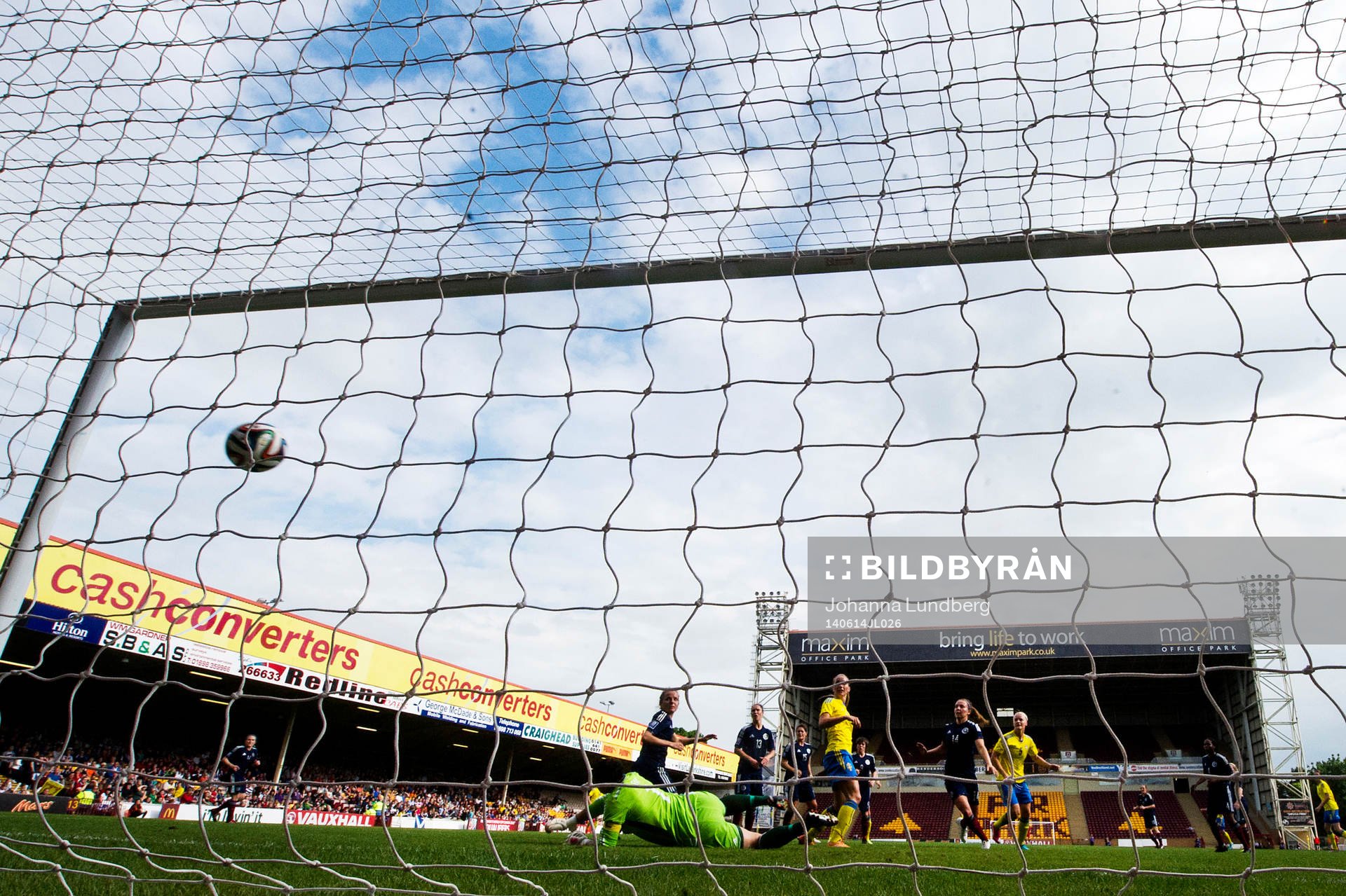 Sveriges Kosovare Asllani gör 1-2 under fotbollsmatchen i VM-kvalet mellan Skottland och Sverige den 14 juni 2014 i Motherwell.