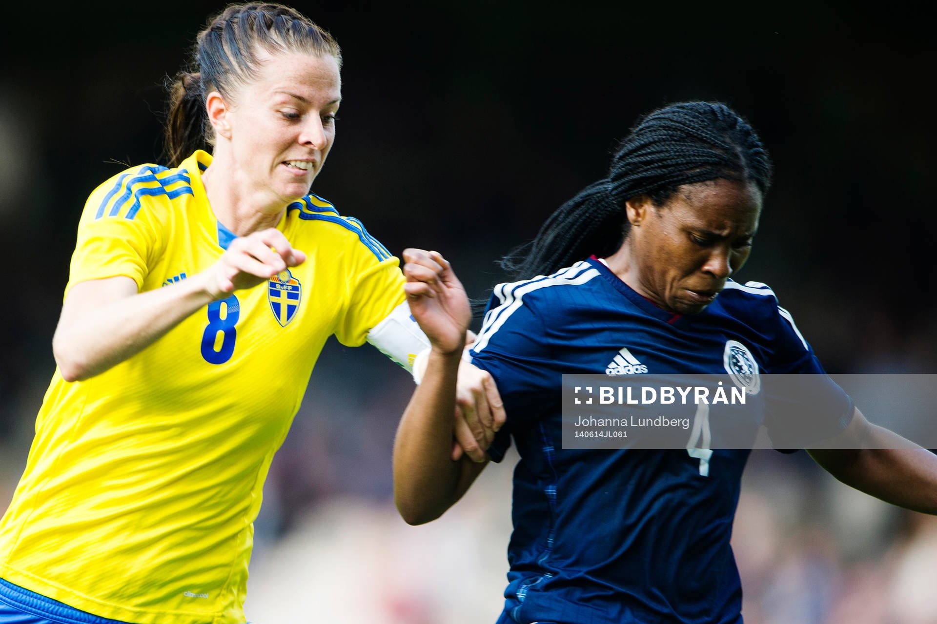 Sveriges Lotta Schelin och Skottlands Ifeoma Dieke under fotbollsmatchen i VM-kvalet mellan Skottland och Sverige den 14 juni 2014 i Motherwell.