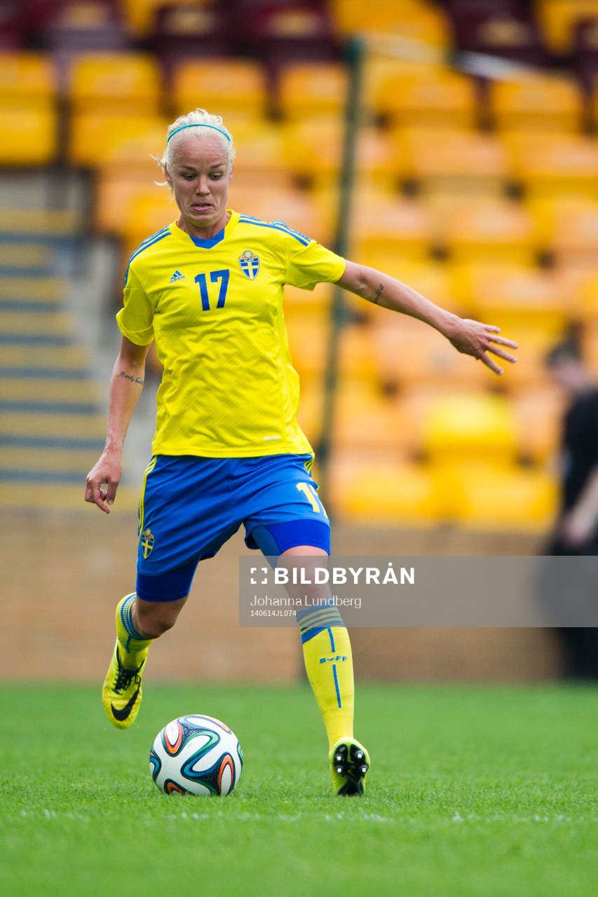 Sveriges Caroline Seger under fotbollsmatchen i VM-kvalet mellan Skottland och Sverige den 14 juni 2014 i Motherwell.
