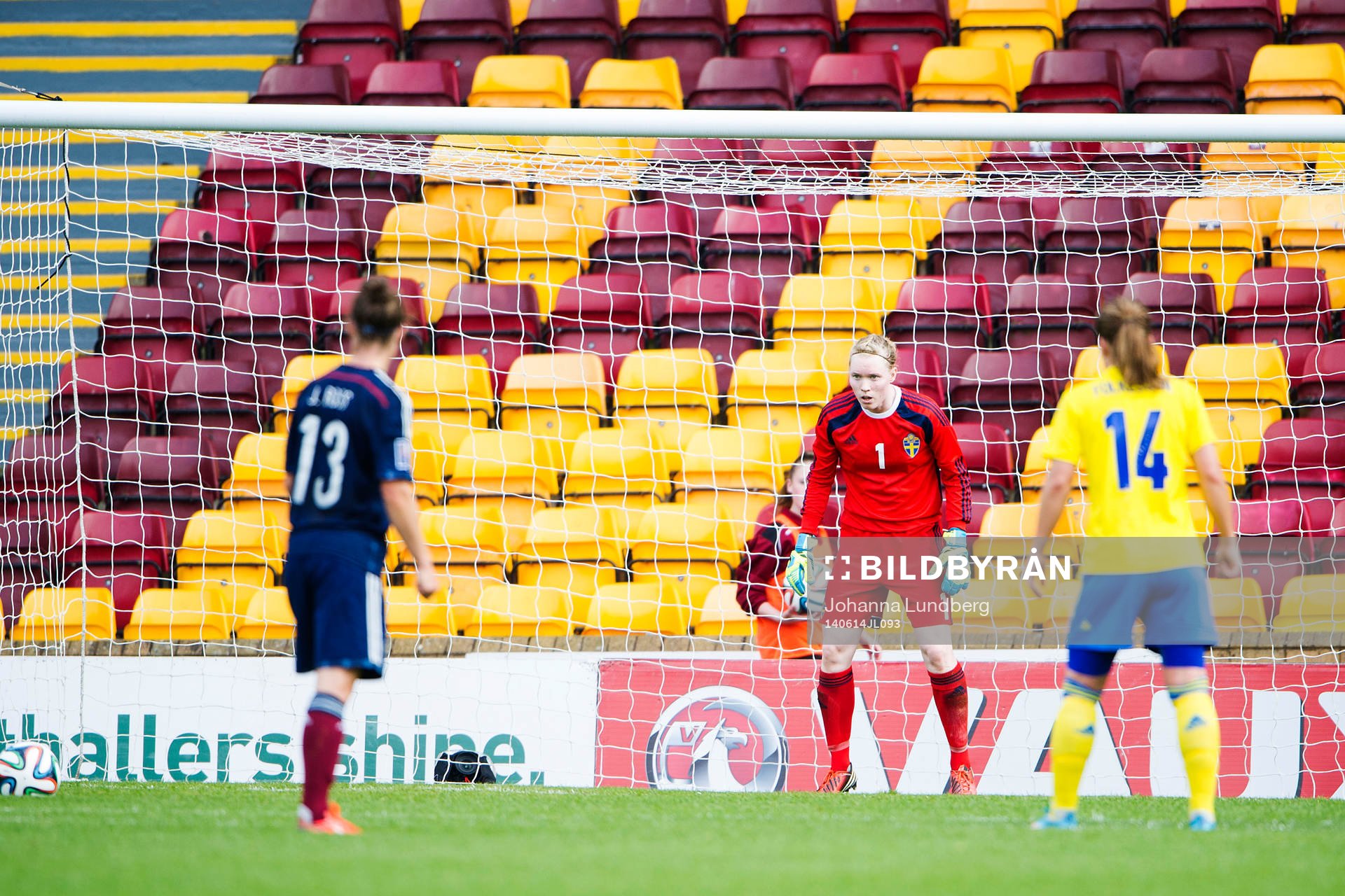 Sveriges målvakt Hedvig Lindahl står beredd för en straff