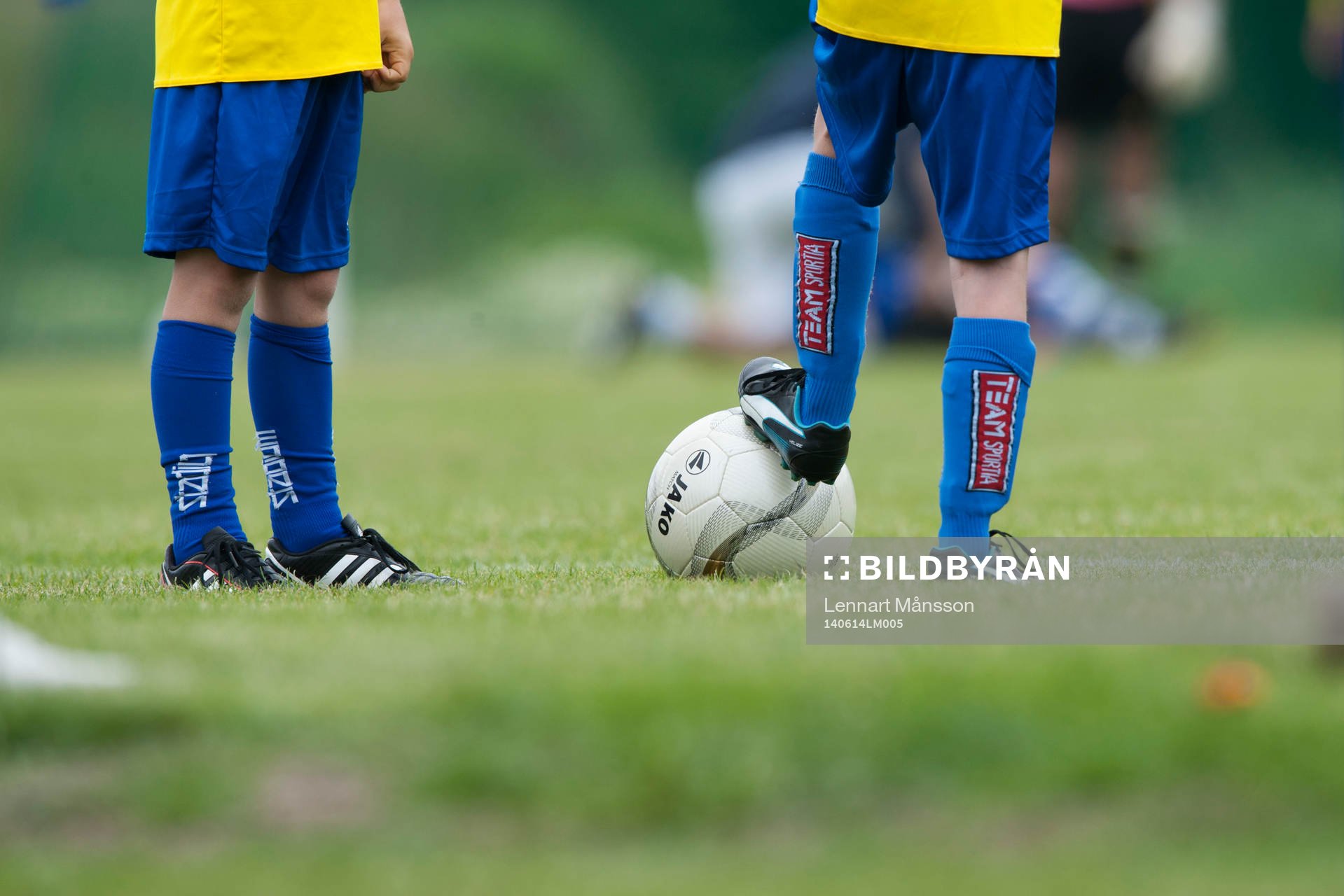 Bollkallar med foten på bollen i matchen i division 3