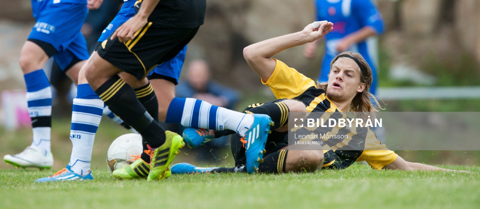 IFK Hässleholms Linus Karlsson glidtacklar i matchen i