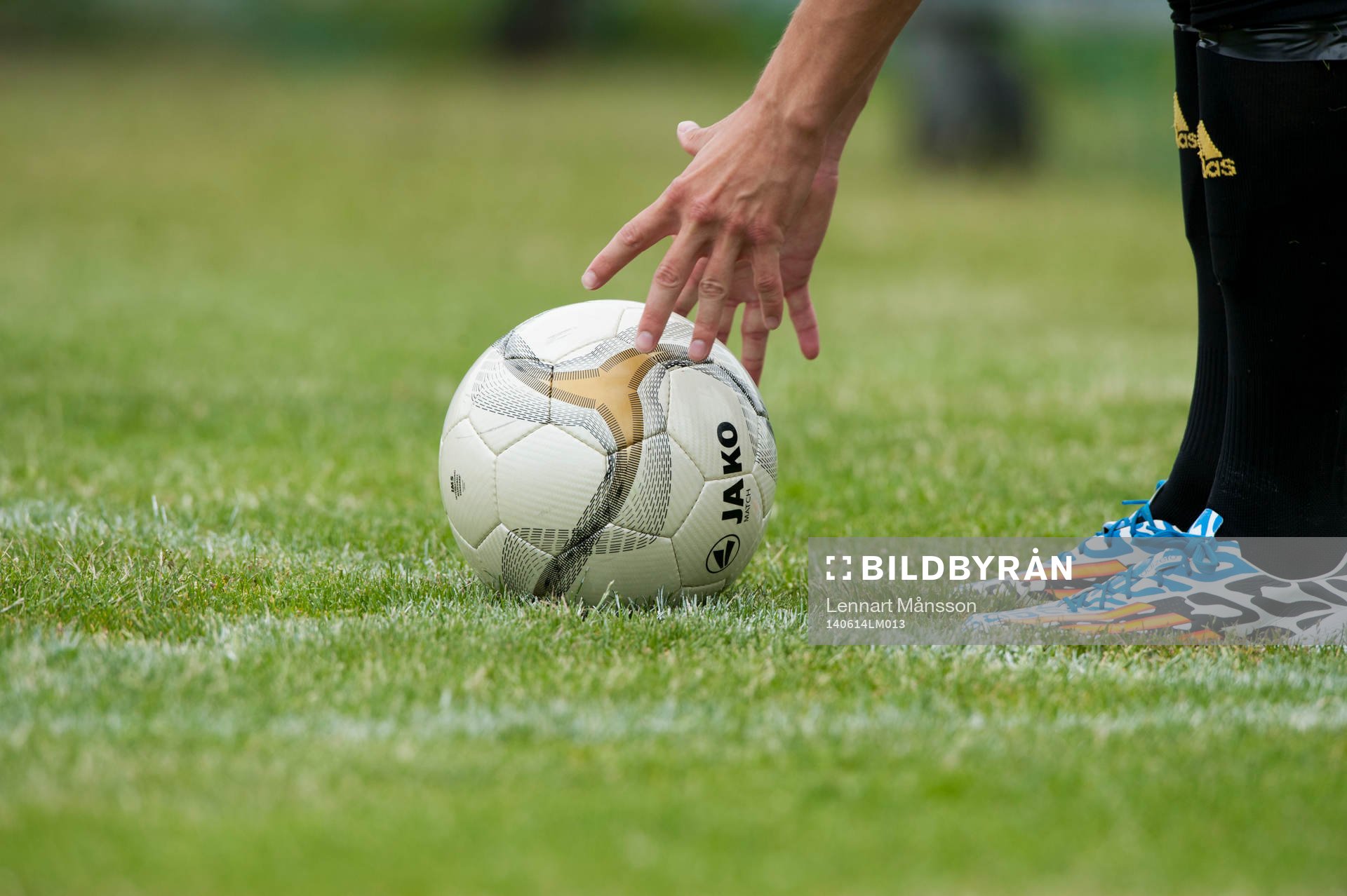 Bollen läggs till rätta för frispark i matchen i division 3 mellan Saxemara och IFK Hässleholm i Ronneby 14 juni.