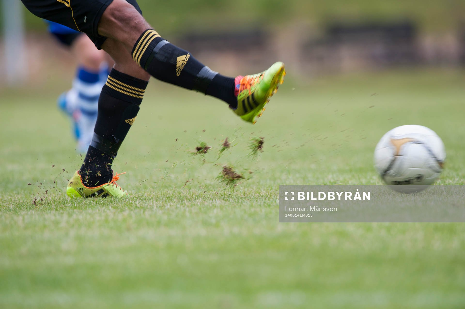 Fotbollsskor Adidas i matchen i division 3 mellan Saxemara