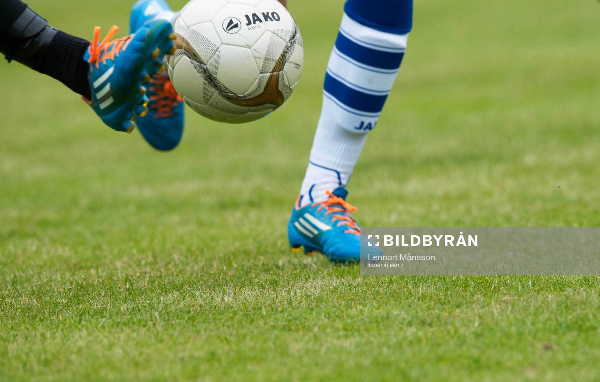 Fotbollsskor Adidas, kamp om bollen, i matchen i division 3