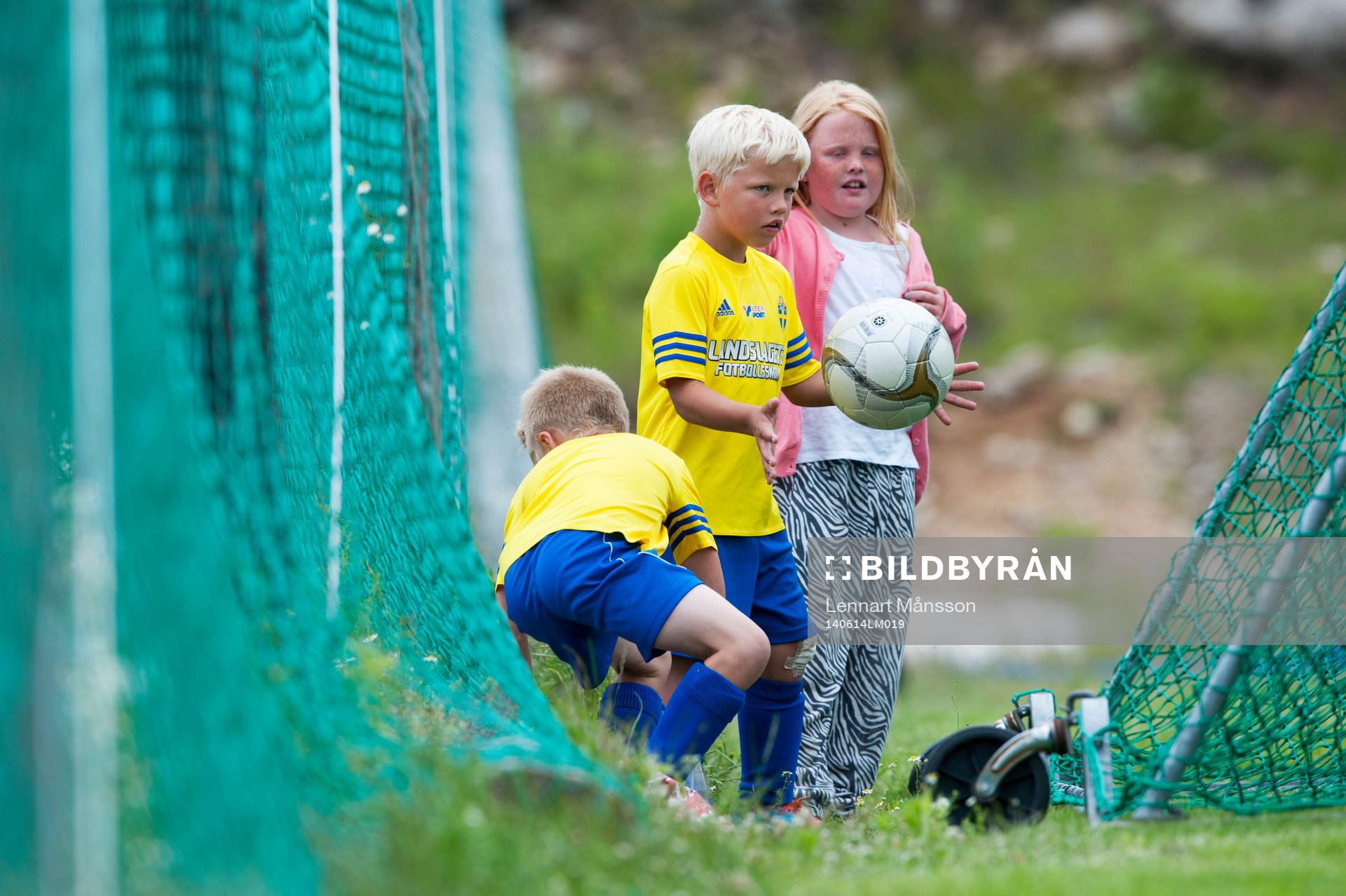 Bollkallar i matchen i division 3 mellan Saxemara och IFK