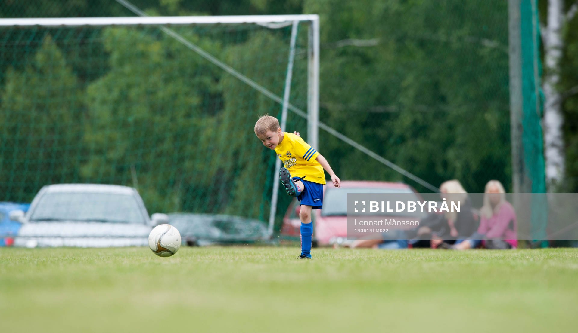 Bollkallar sparkar boll i halvtid i matchen i division 3