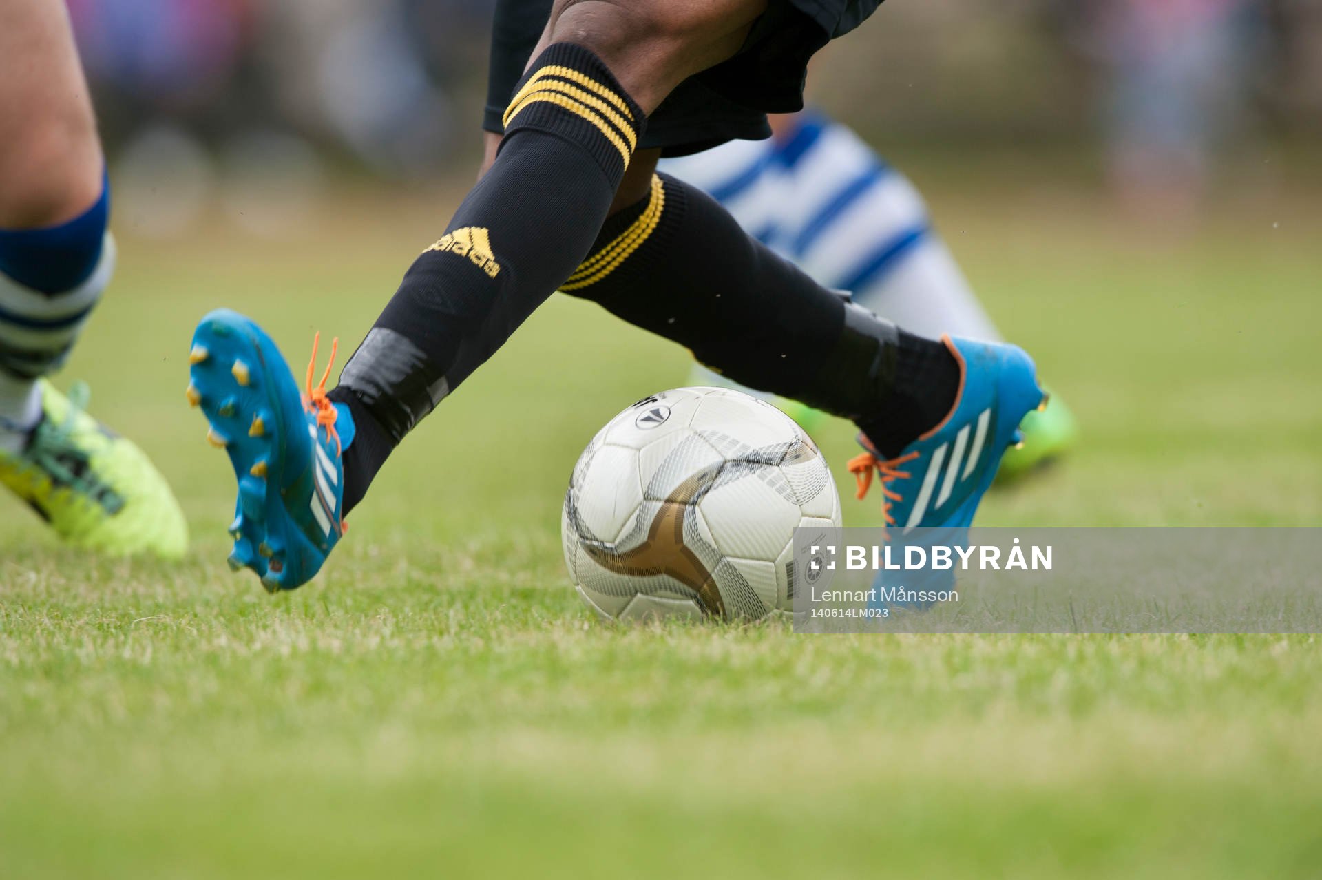 Bollbehandling med fotbollsskor Adidas i matchen i division 3 mellan Saxemara och IFK Hässleholm i Ronneby 14 juni.