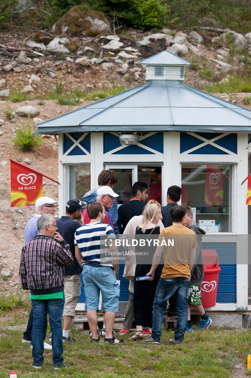 Kö till kiosken i matchen i division 3 mellan Saxemara och