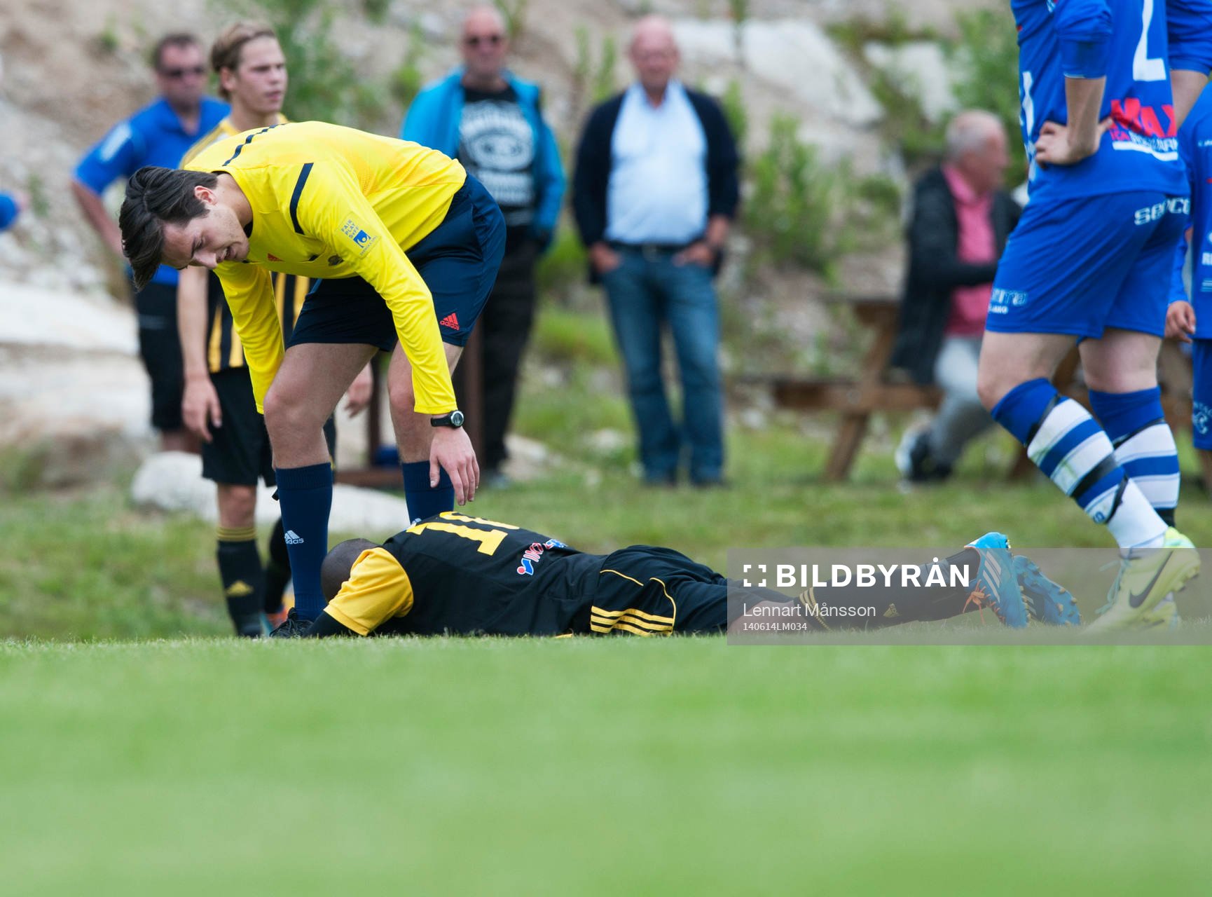 Domare kollar skadad spelare i matchen i division 3 mellan