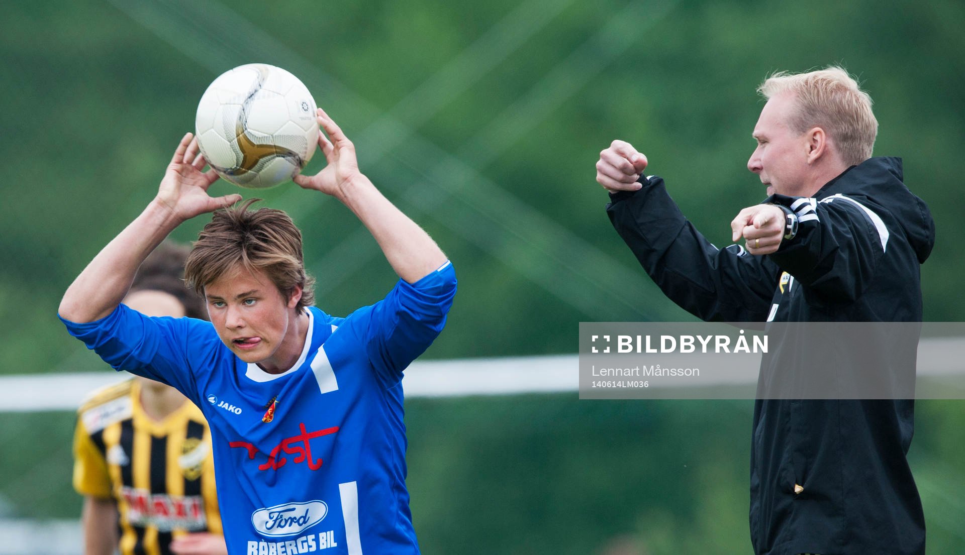 Inkast av Saxemara-spelare och till höger ger
