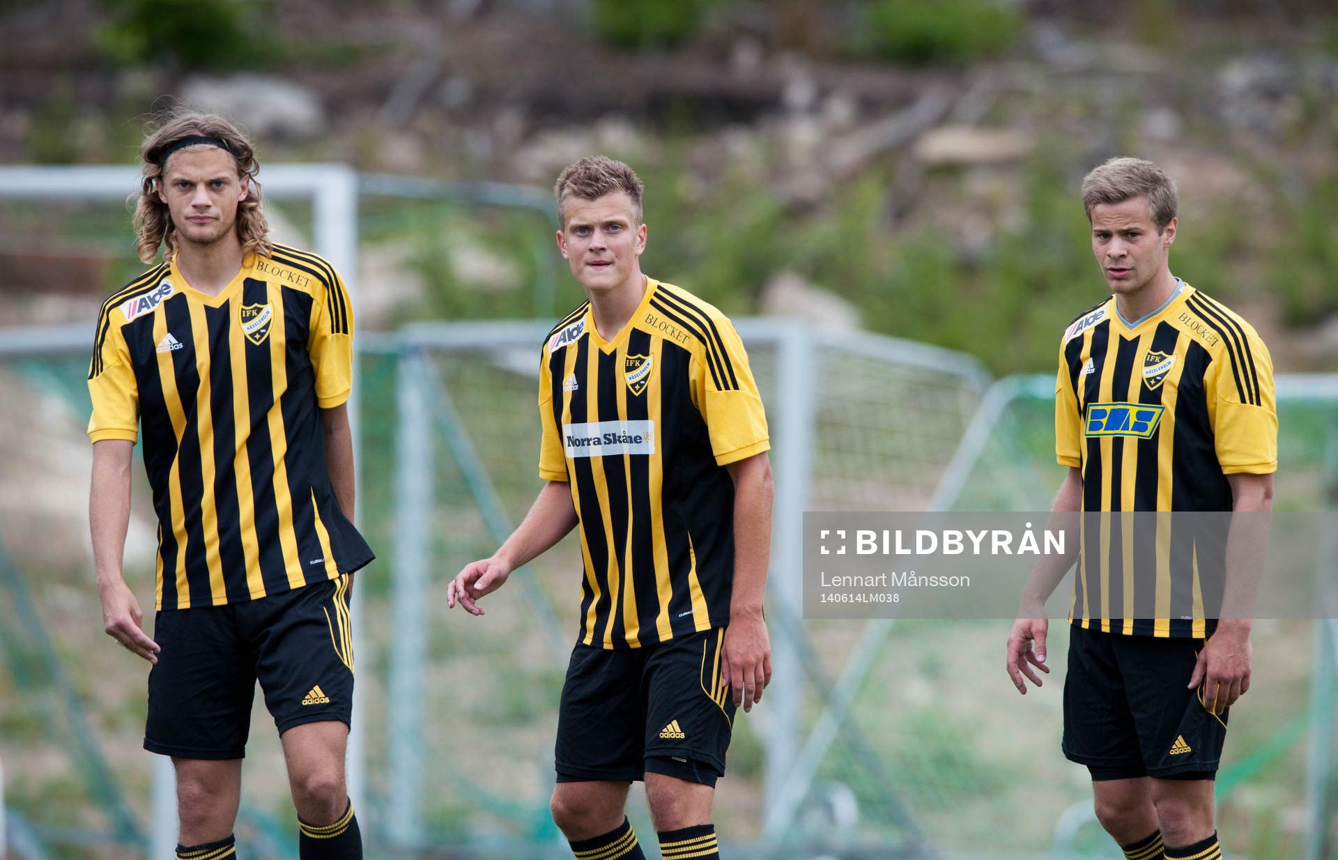 Tre IFK Hässleholms-spelare väntar på hörnspark, Linus