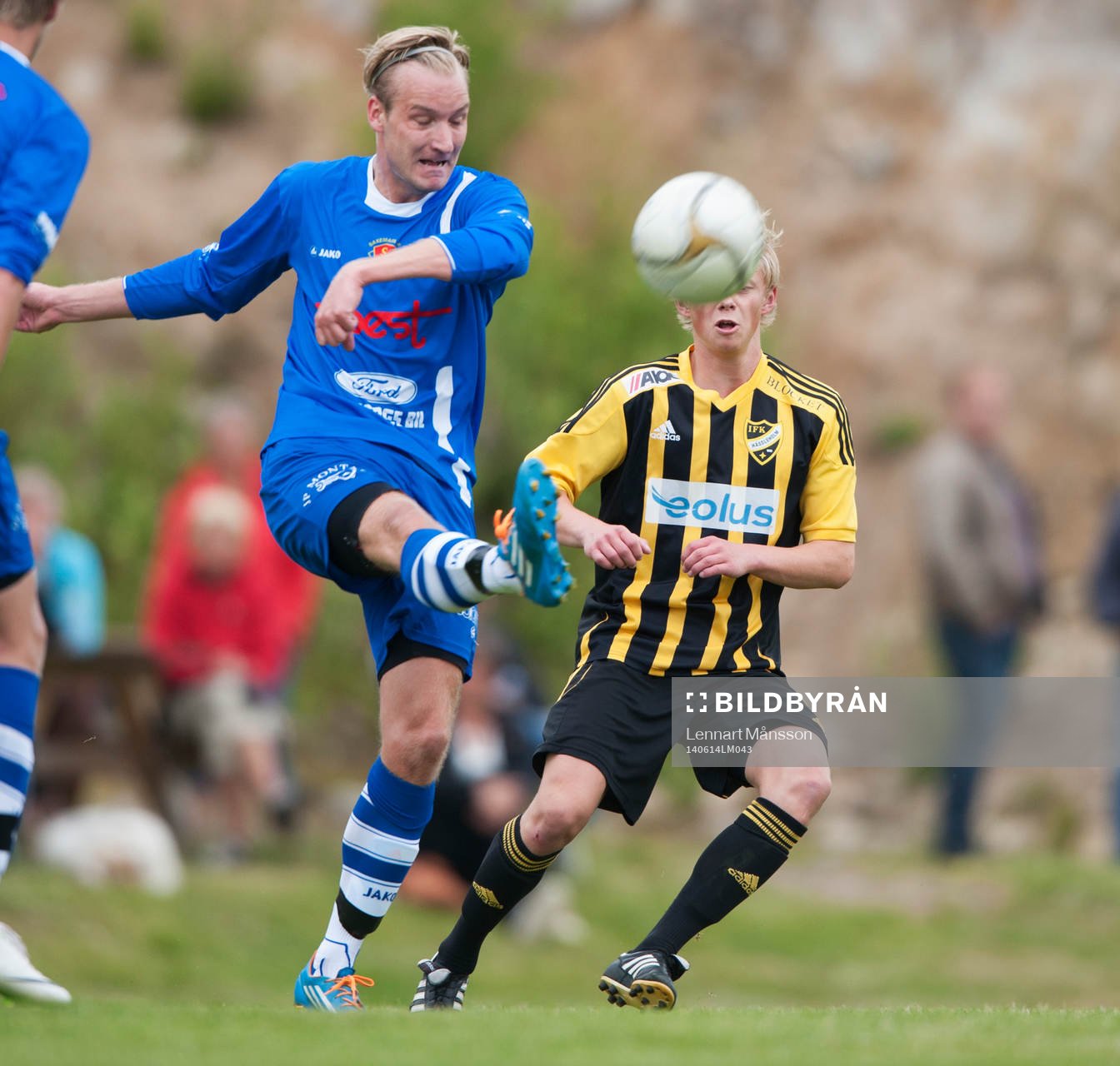 En Saxemara-spelare rensar undan i matchen i division 3