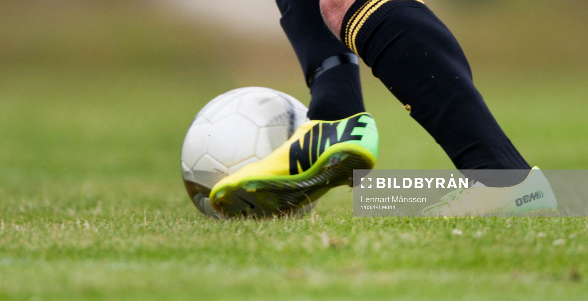 God bollkontroll med fotbollsskor Nike i matchen i division