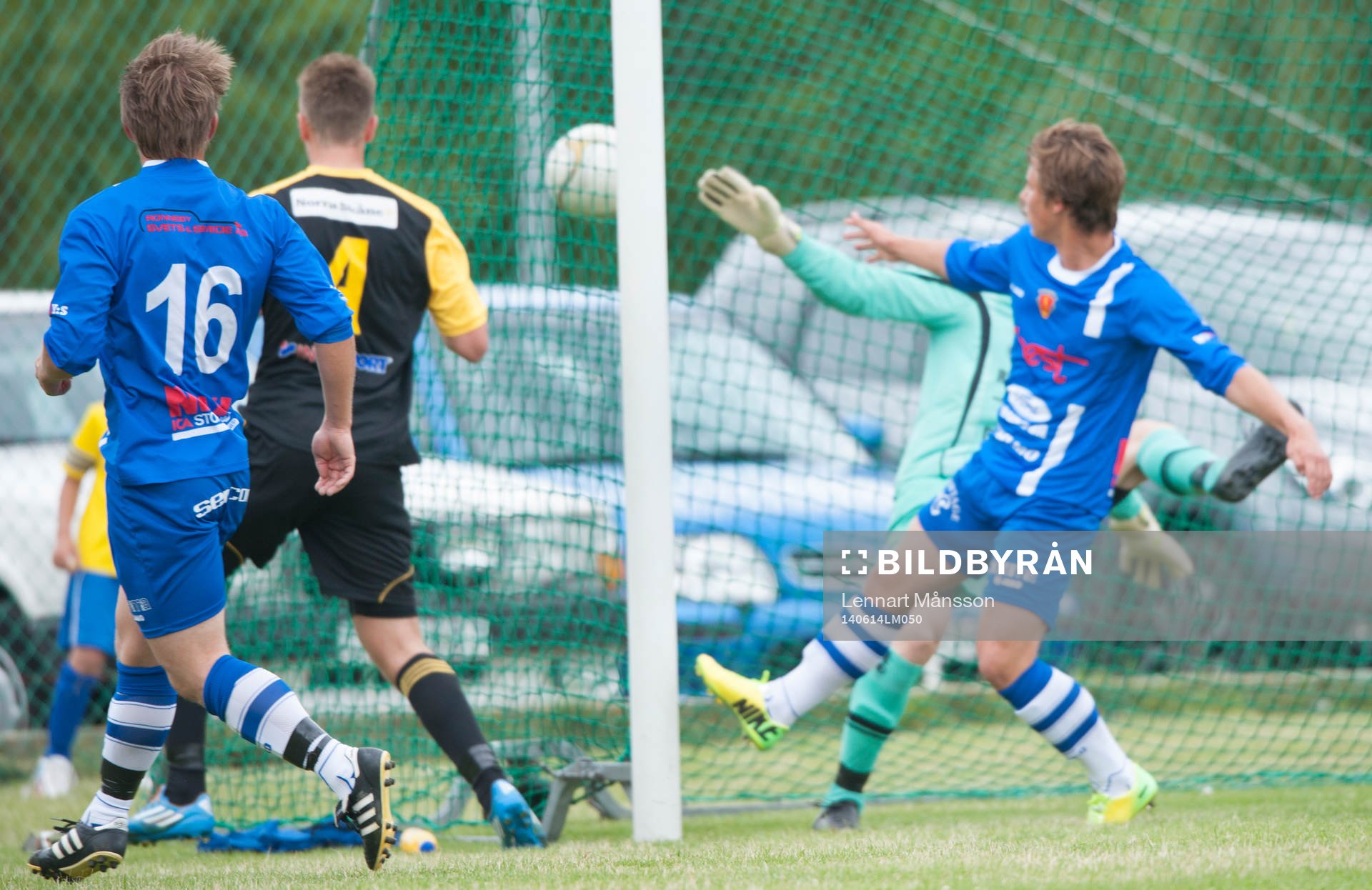 Hässleholms Niklas Jönsson nickar in  1-2 i matchen i