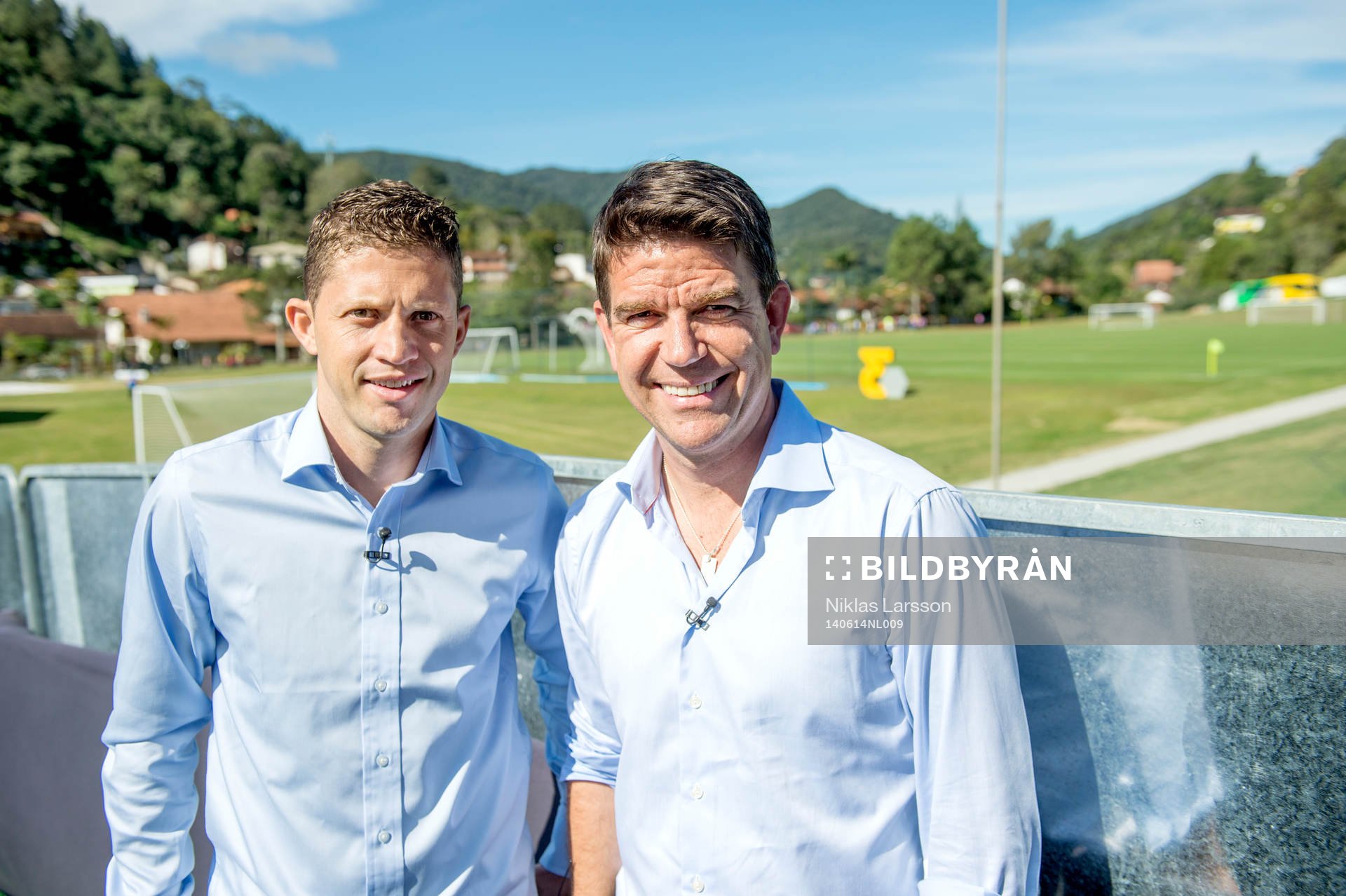 Patrick Ekwall och Paulinho, expertkommentator TV4 under Brasiliens träning under Fotbolls-VM den 14 juni 2014 i Rio de Janeiro.