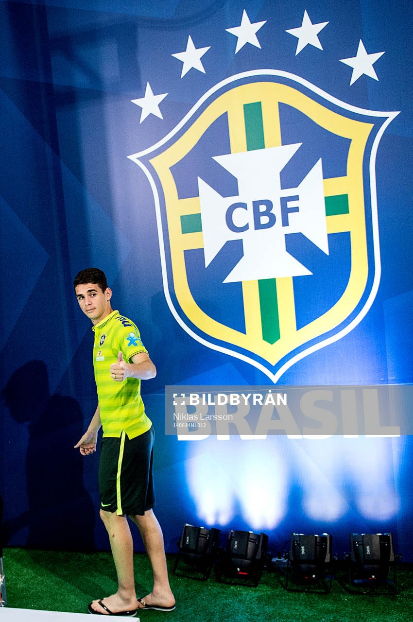 Brasiliens Oscar under en presskonferens under Fotbolls-VM den 14 juni 2014 i Rio de Janeiro.