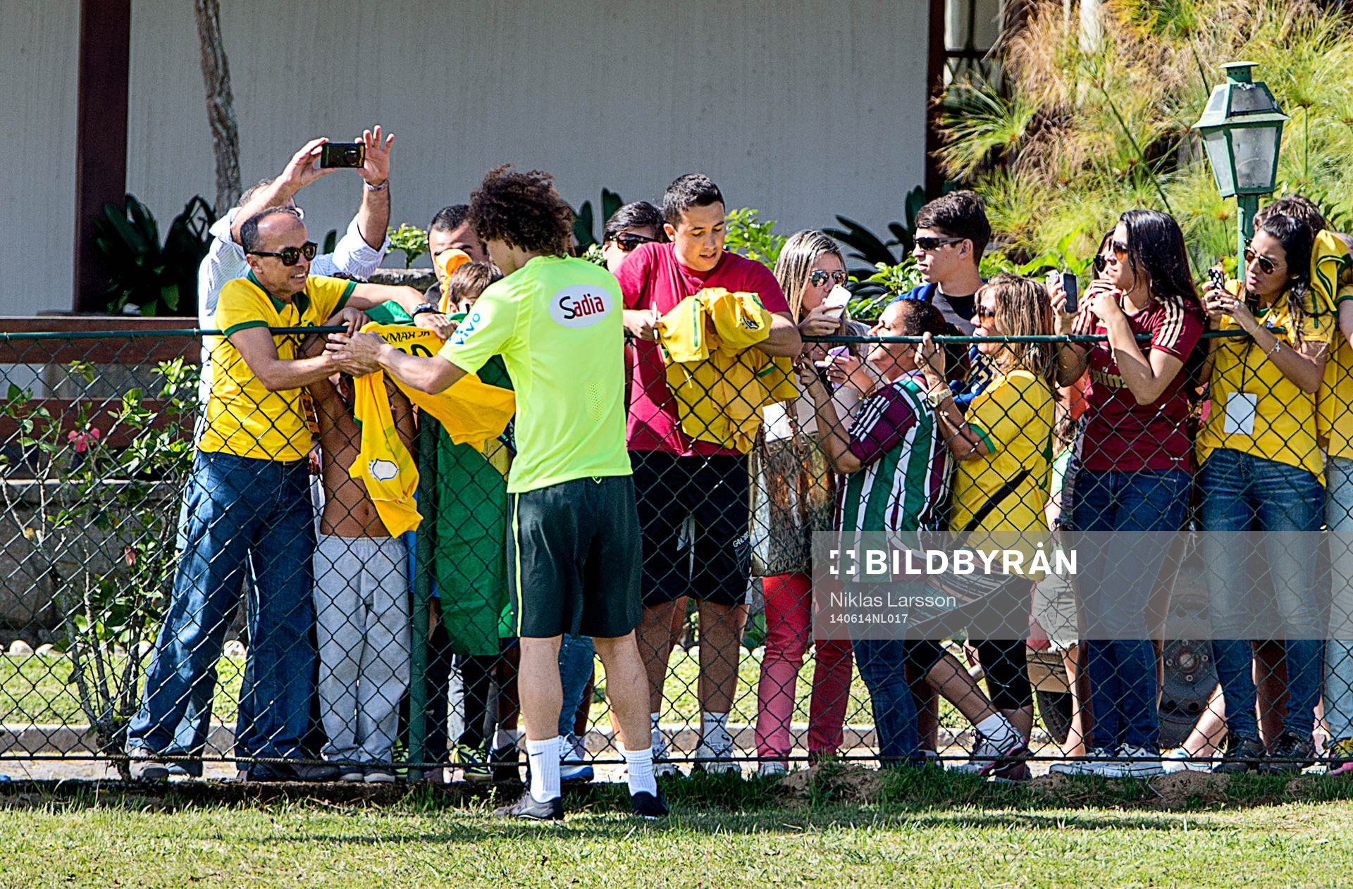 Brasiliens David Luiz skriver autografer