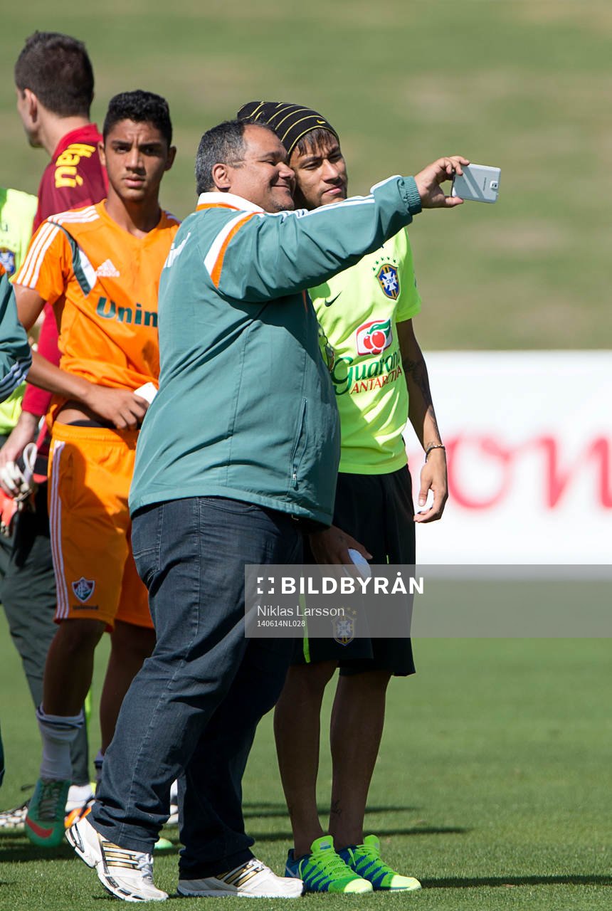 En fan tar en selfie med Brasiliens Neymar