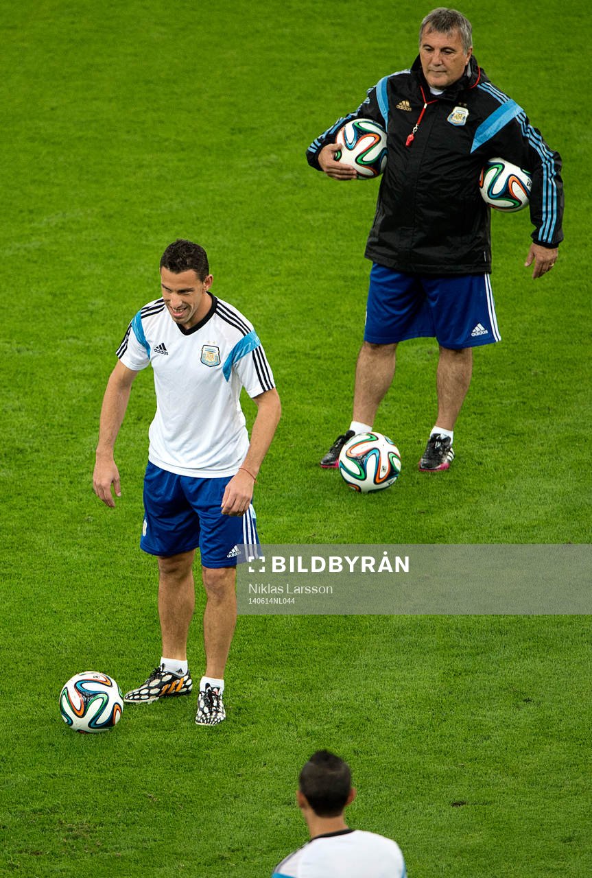 Argentinas Maxi Rodriguez och tränare Alejandro Sabella