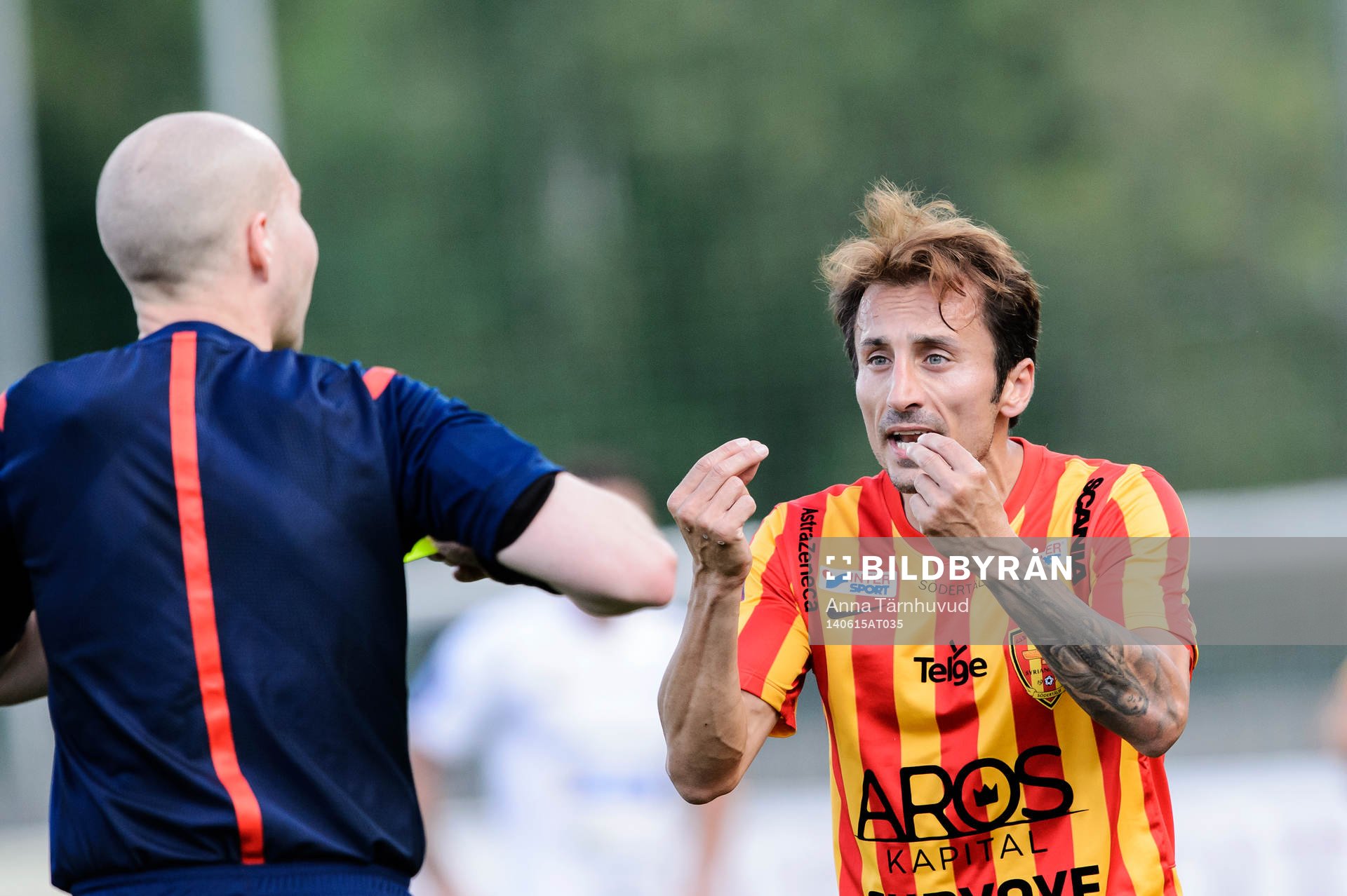 Domare Ville Nevalainen ger gult kort och Louay Chanko