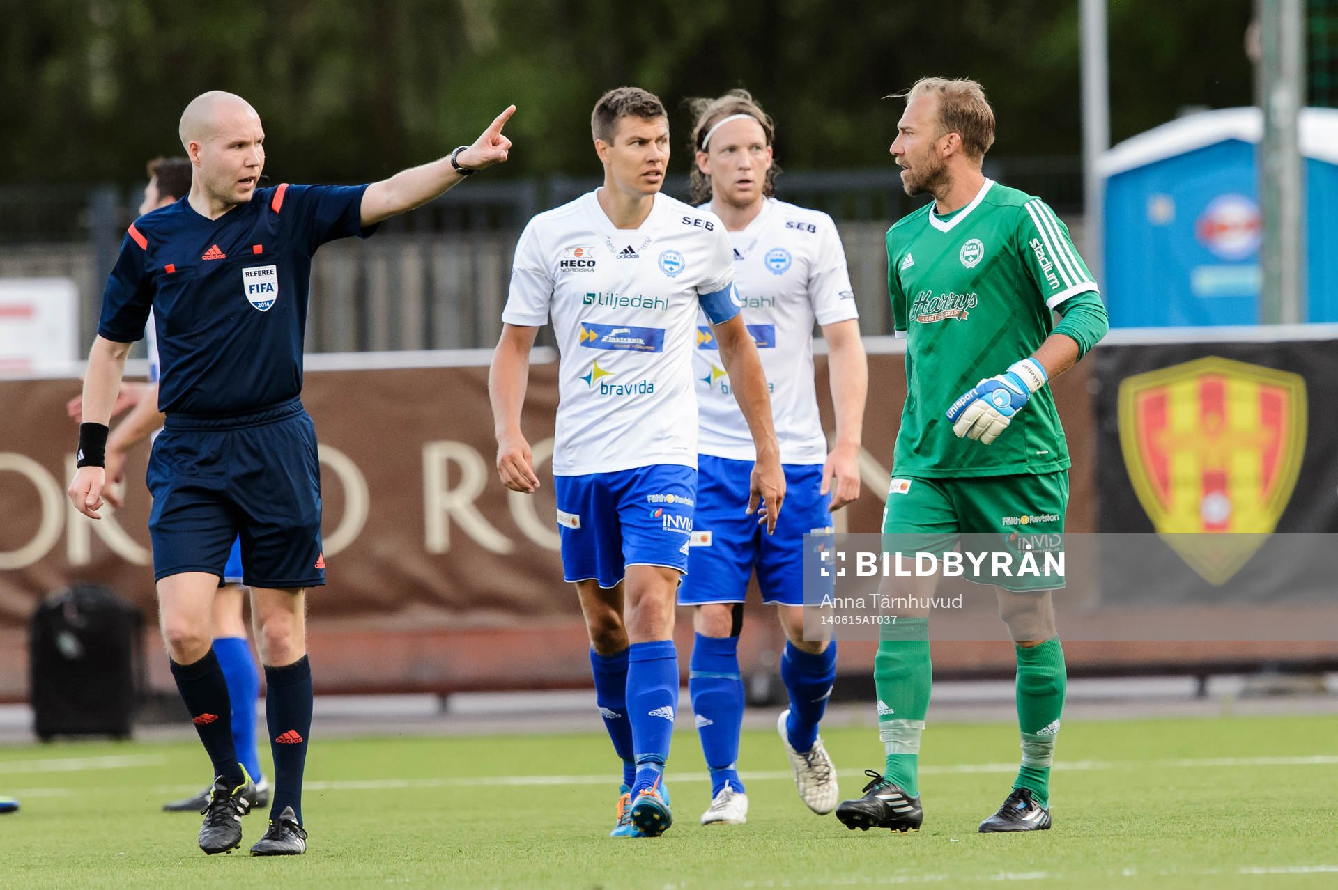 Värnamos spelare och målvakt Björn Åkesson protesterar mot domare Ville Nevalainen efter han har blåst av matchen under fotbollsmatchen i Superettan mellan Syrianska och Värnamo den 15 juni 2014.