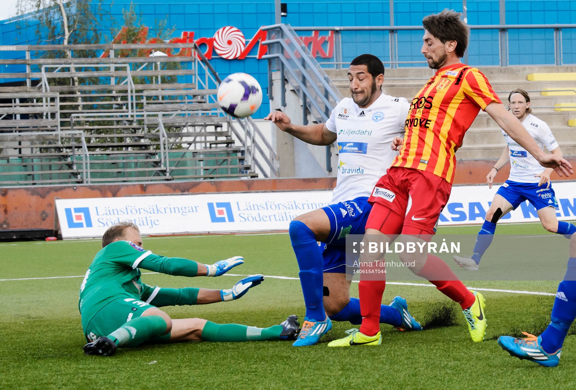 Syrianskas Nikola Grubjesic och Värnamos Juan Robledo och målvakt Björn Åkesson i närkamp framför mål under fotbollsmatchen i Superettan mellan Syrianska och Värnamo den 15 juni 2014.