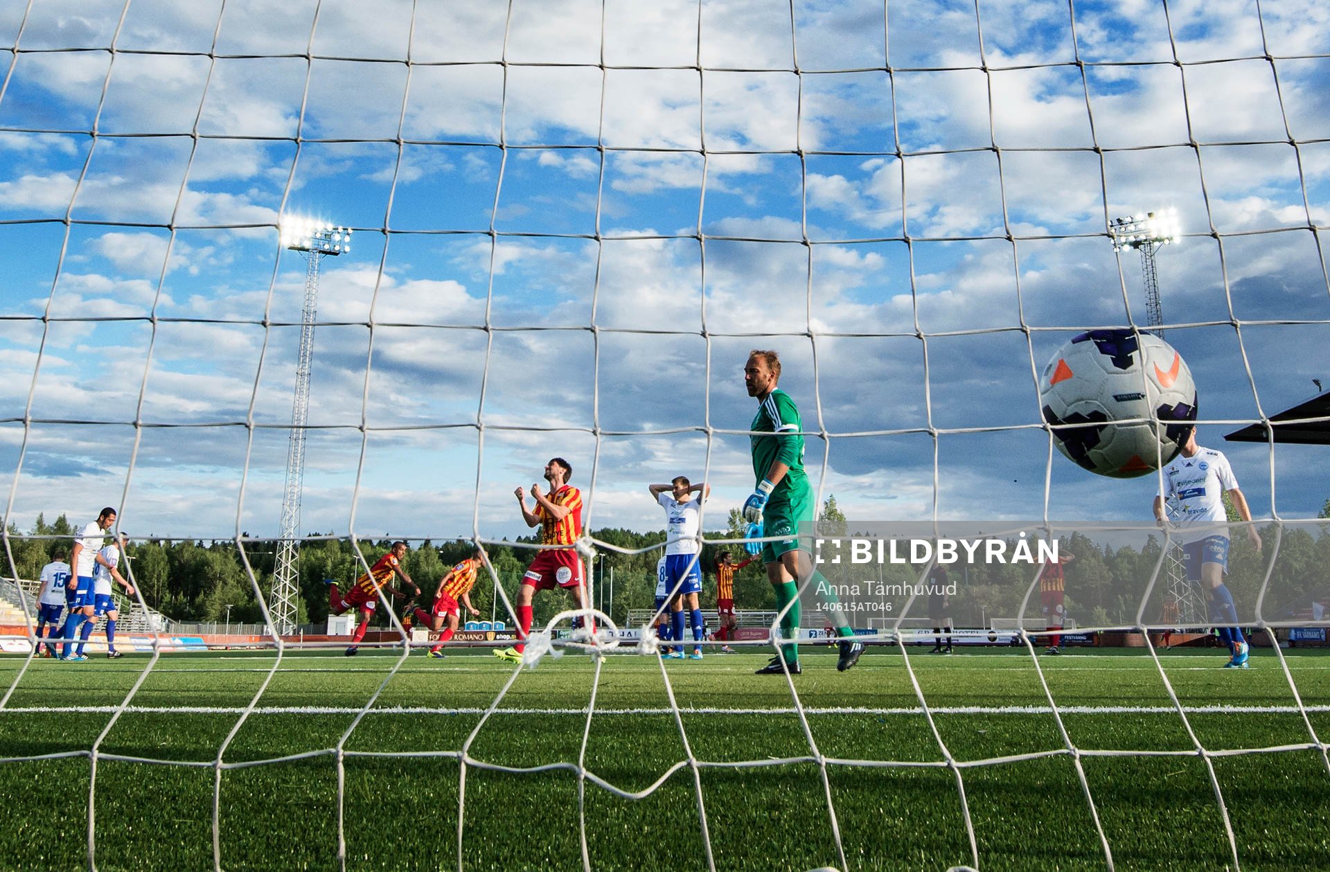 Syrianskas spelare jublar och Värnamos spelare deppar