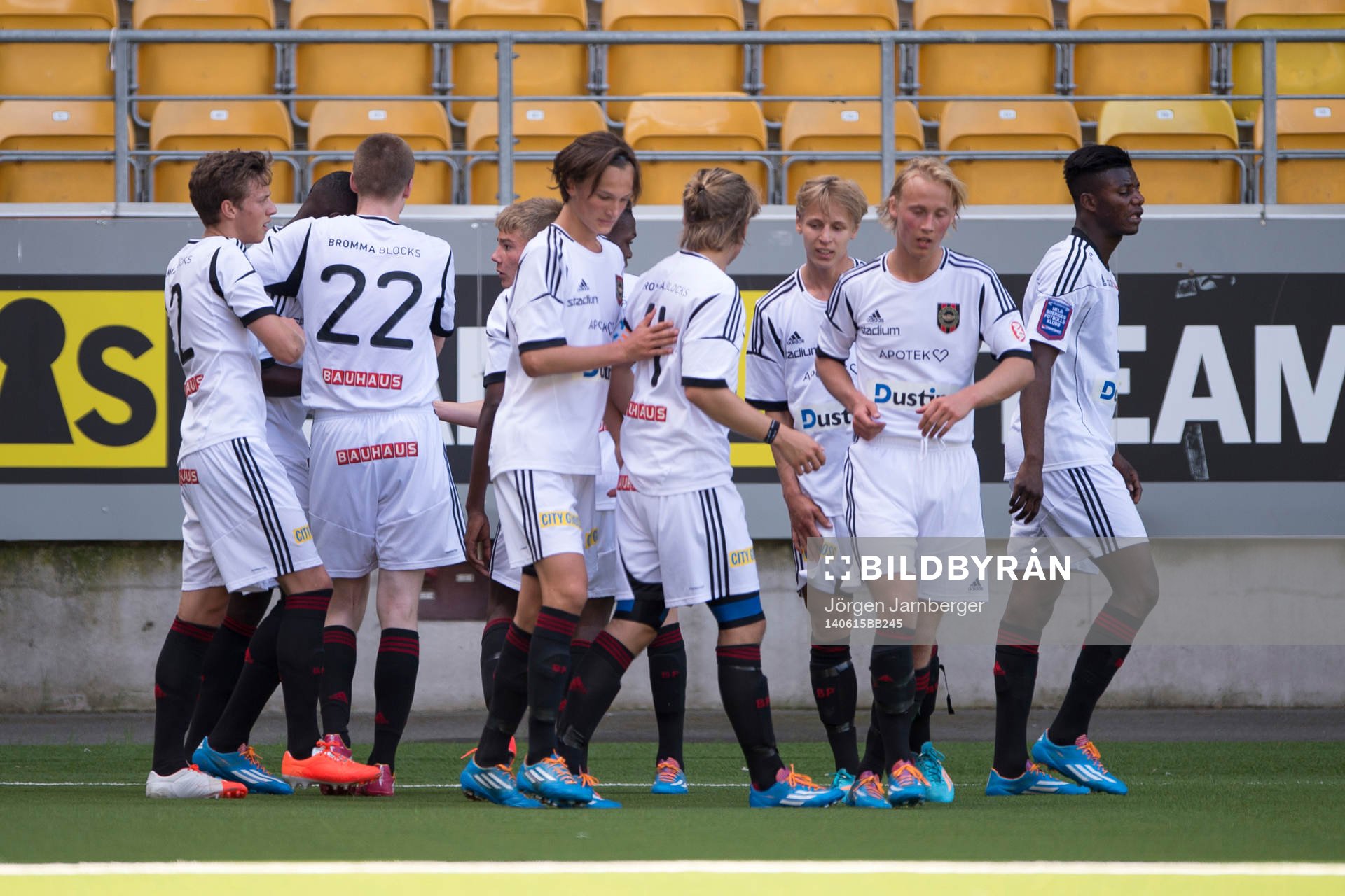 Brommapojkarnas spelarna jublar