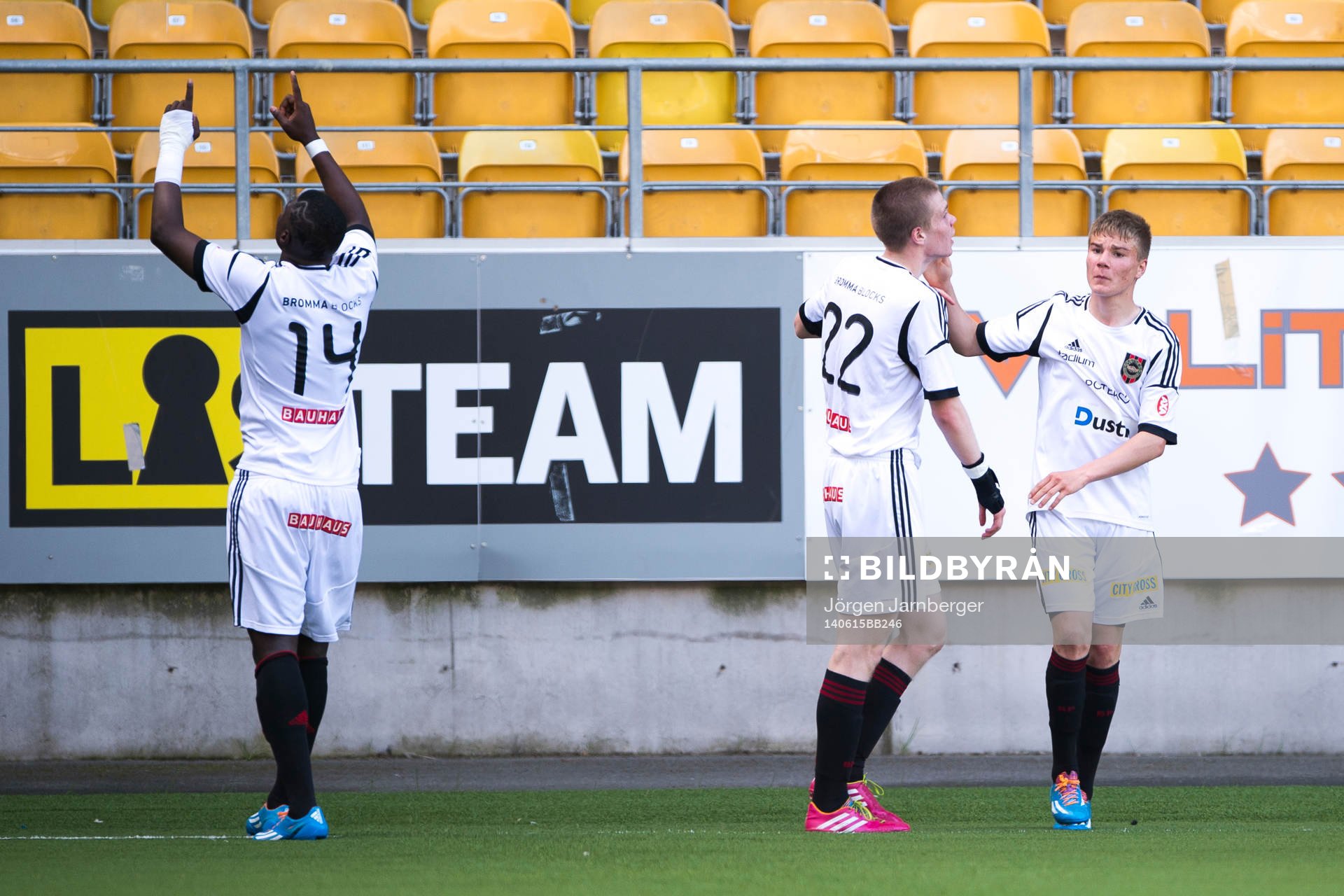 Brommapojkarnas spelarna jublar