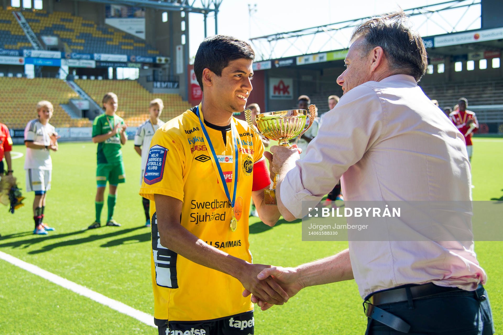 Elfsborgs lagkapten Rami Dridi tar emot segerpokalen av