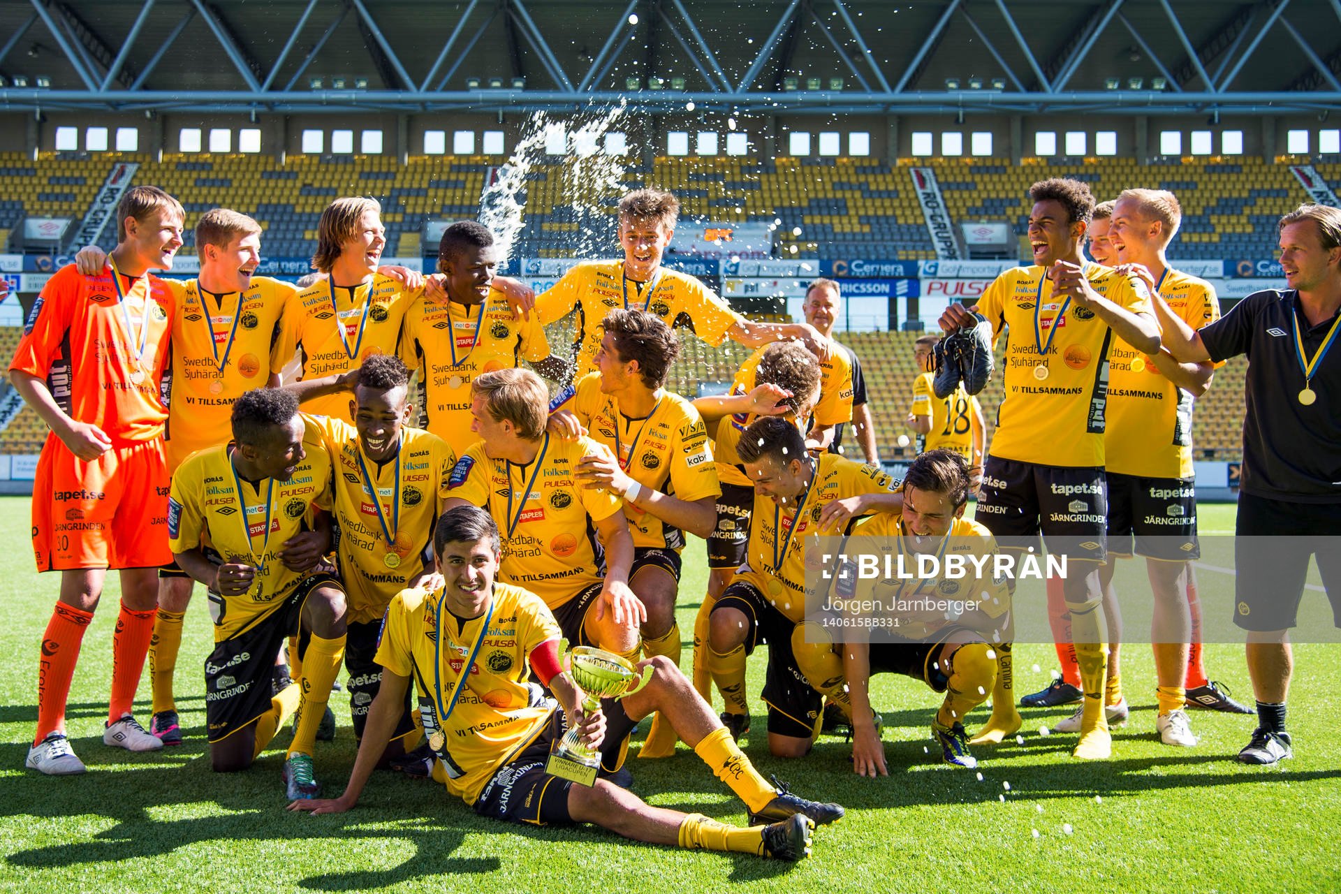 Champangnen sprutar över Elfsborgs spelarna