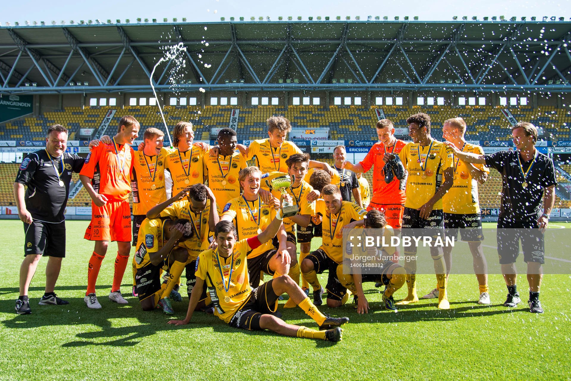 Champangnen sprutar över Elfsborgs spelarna
