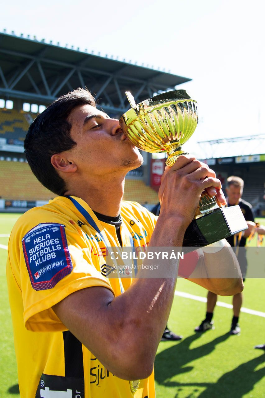 Elfsborgs lagkapten Rami Dridi kysser pokalen efter seger i ligacupfinalen i fotboll U17 mellan Elfsborg och Brommapojkarna den 15 juni 2014 i Borås.