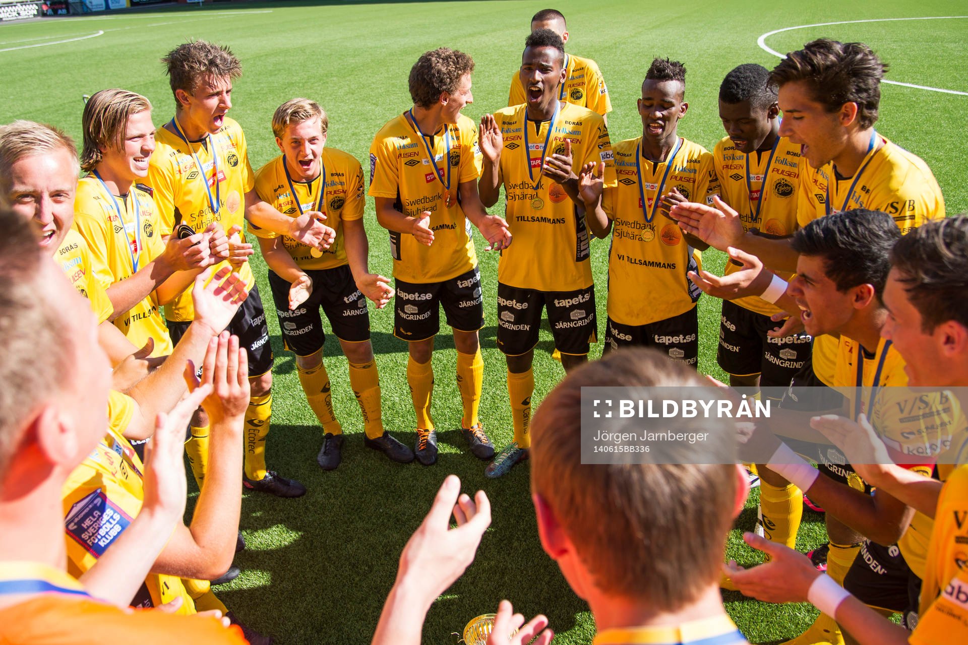 Jublande Elfsborgs spelare efter  ligacupfinalen i fotboll U17 mellan Elfsborg och Brommapojkarna den 15 juni 2014 i Borås.