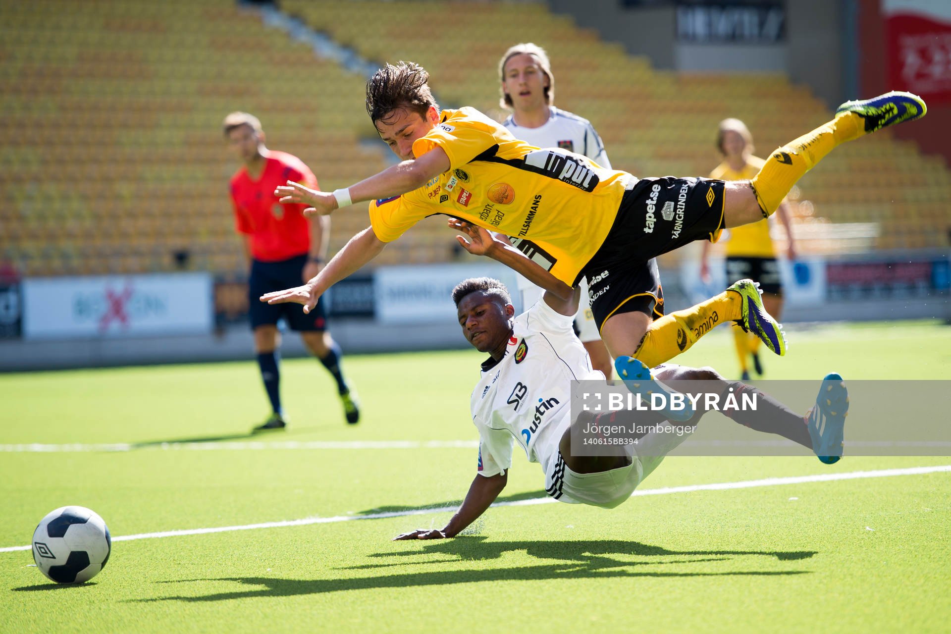 Elfsborgs Oskar Nar tas bryskt av Brommapojkarnas Lowe