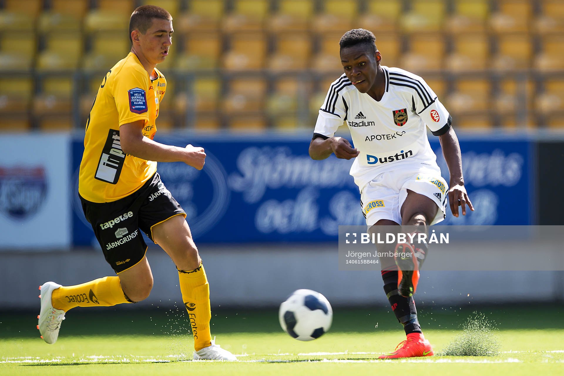 Brommapojkarnas Joel Asoro skjuter på mål och Elfsborgs Ibrahim Dersevic försöker täcka under ligacupfinalen i fotboll U17 mellan Elfsborg och Brommapojkarna den 15 juni 2014 i Borås.