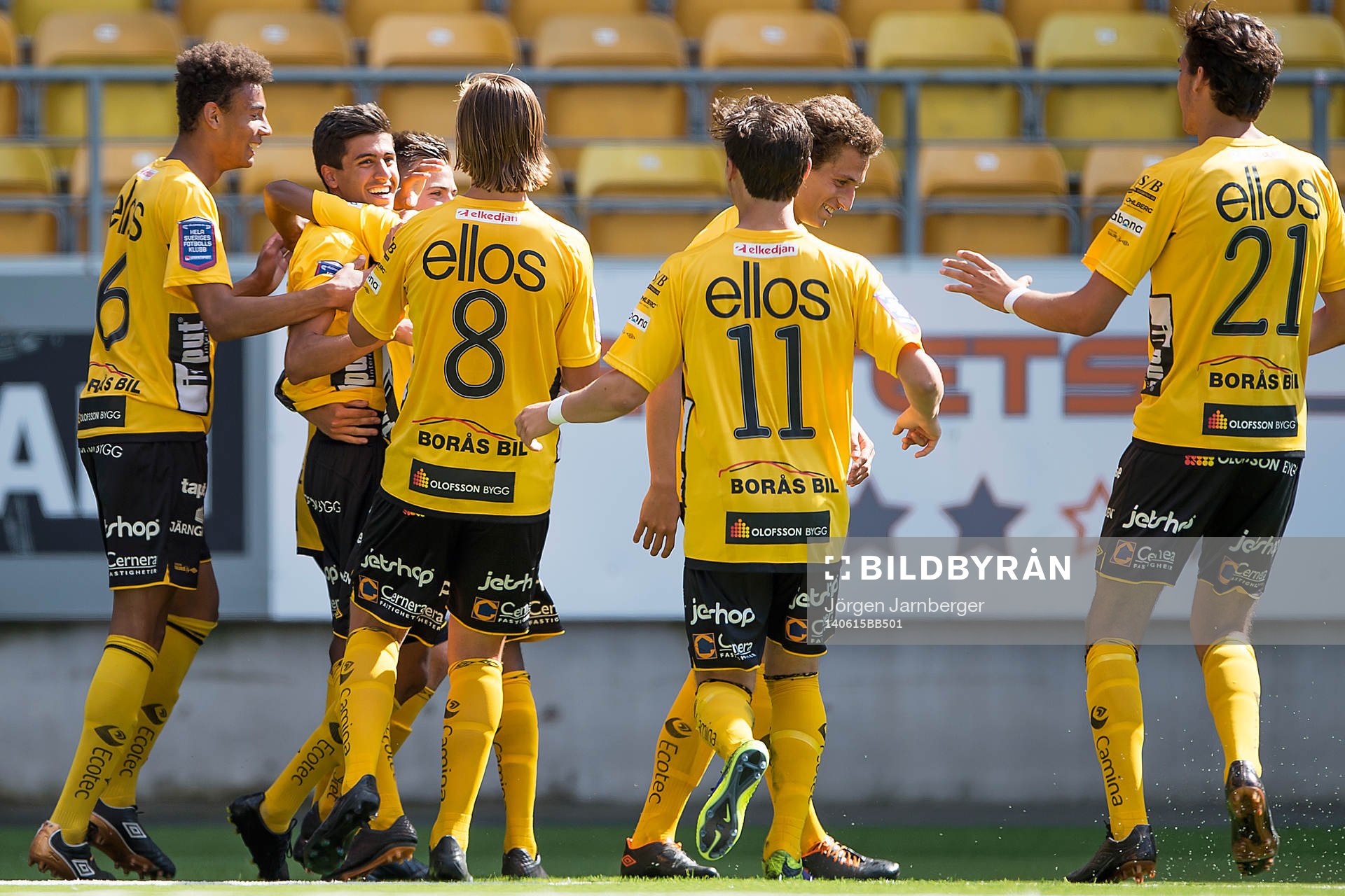 Elfsborgs Rami Dridi (mitt i bild) jublar med övriga