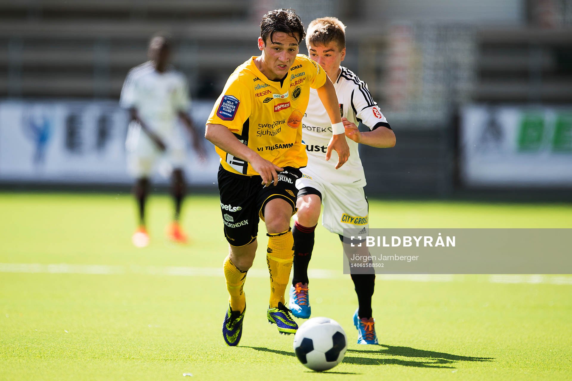 Elfsborgs Oskar Nar tar sig förbi Brommapojkarnas Tatu