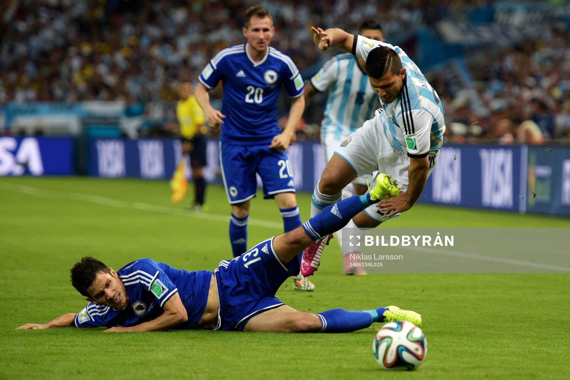 Argentinas Sergio Aguero och Bosniens Mensur Mujdza