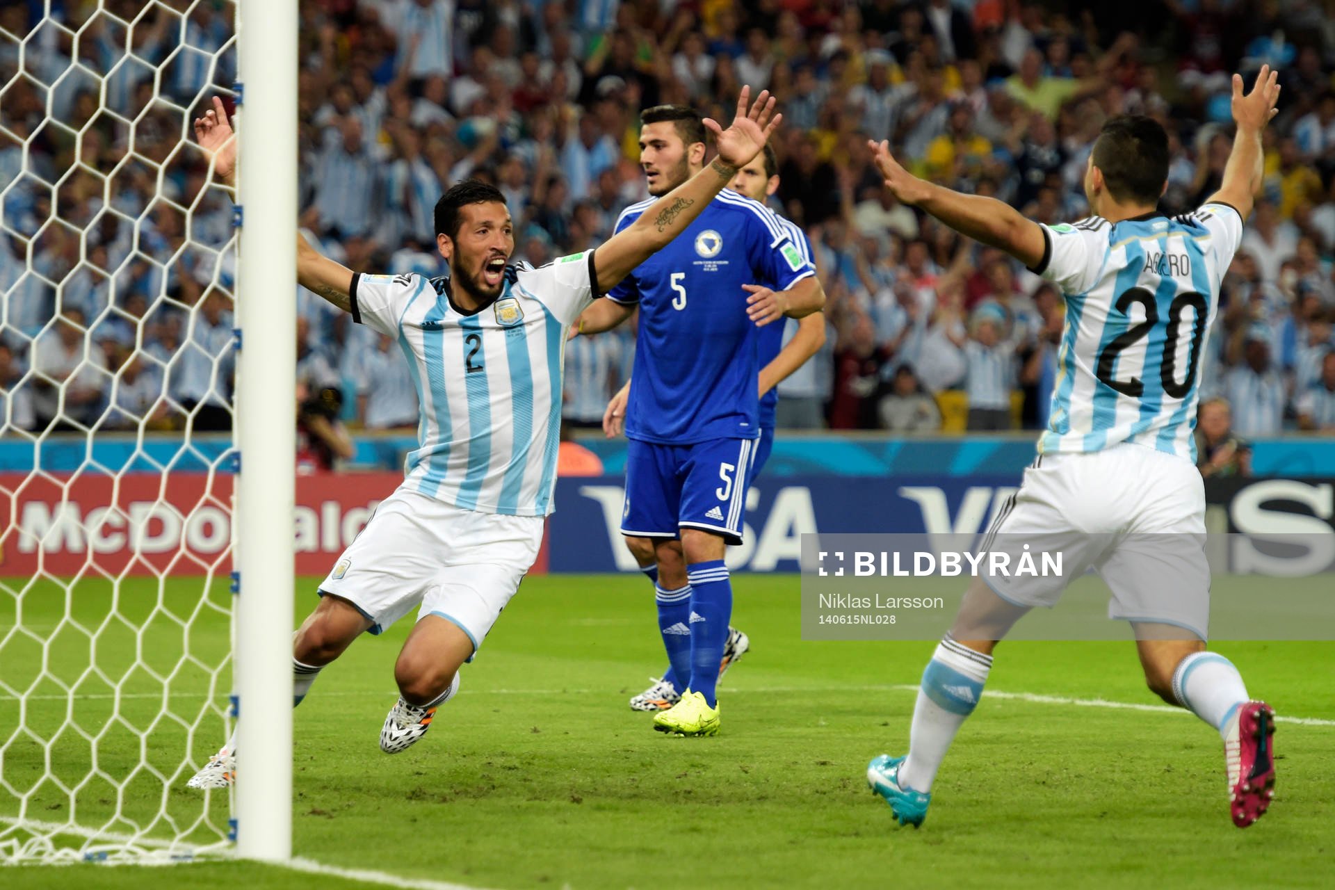 Argentinas Ezequiel Garay och Sergio Aguero jublar