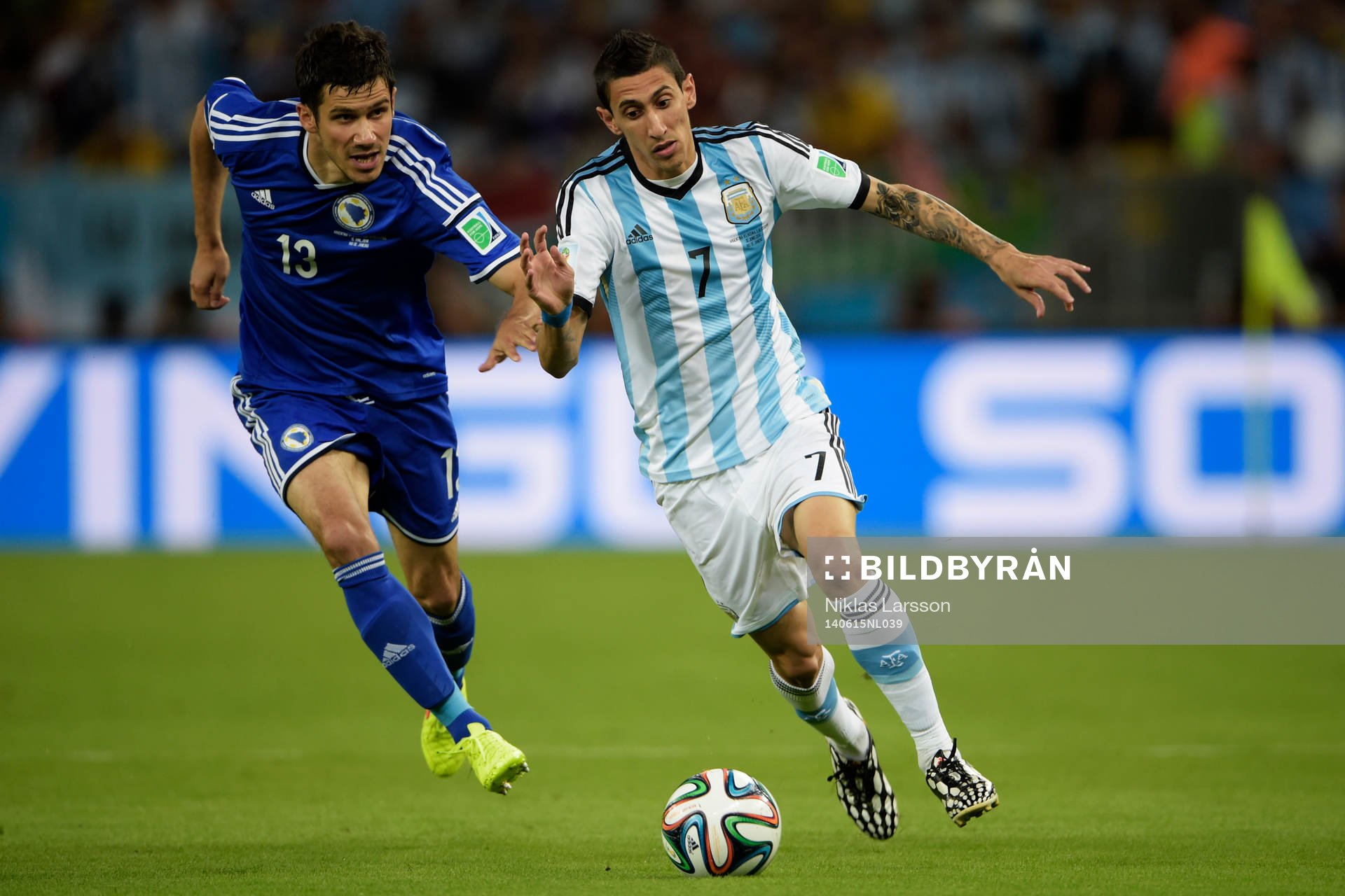 Bosniens Mensur Mujdza och Argentinas Angel Di Maria