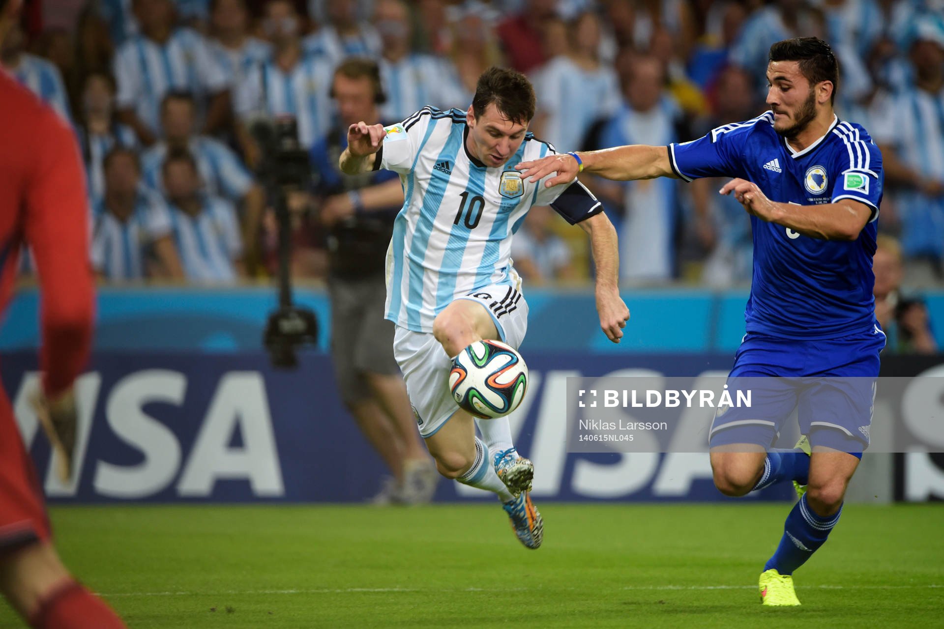 Argentinas Lionel Messi och Bosniens Sead Kolasinac