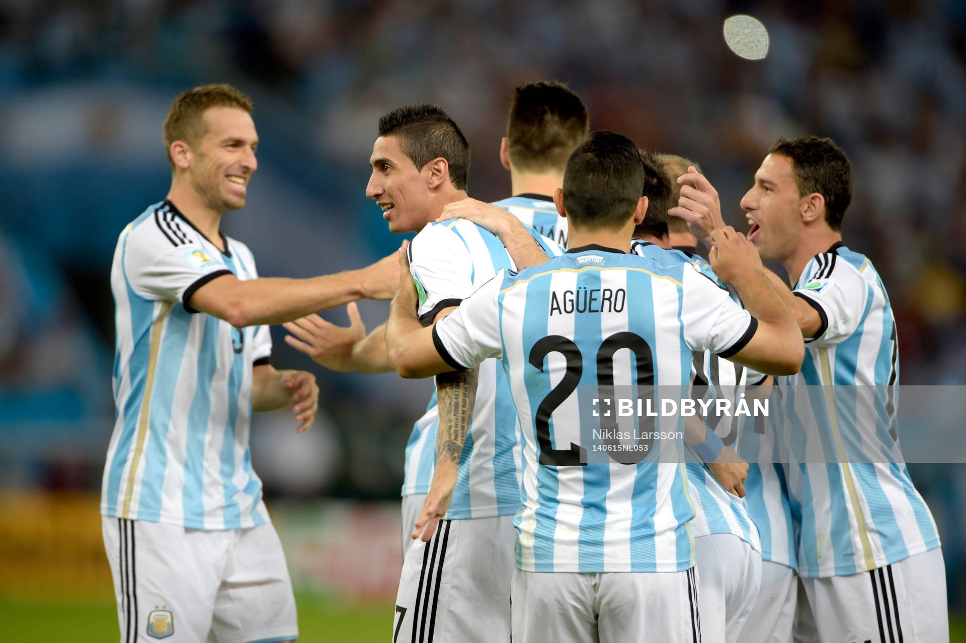 Argentinas Angel Di Maria och övriga spelare jublar