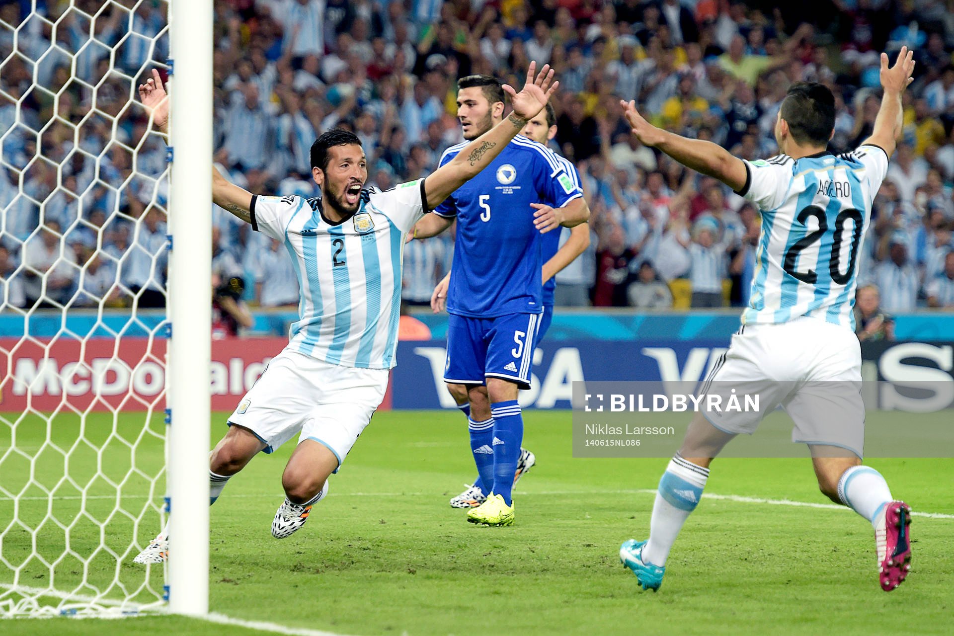 Argentinas Ezequiel Garay och Sergio Aguero jublar