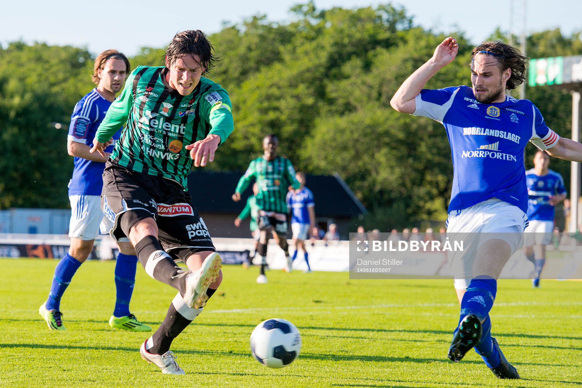Varbergs Robin Tranberg skjuter och Sundsvalls Kevin Walker